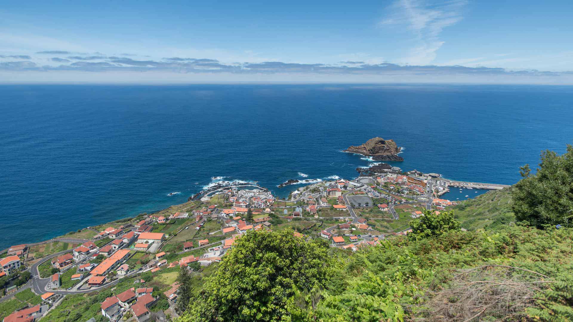 Häuser am Hang mit Meerblick auf Madeira.
