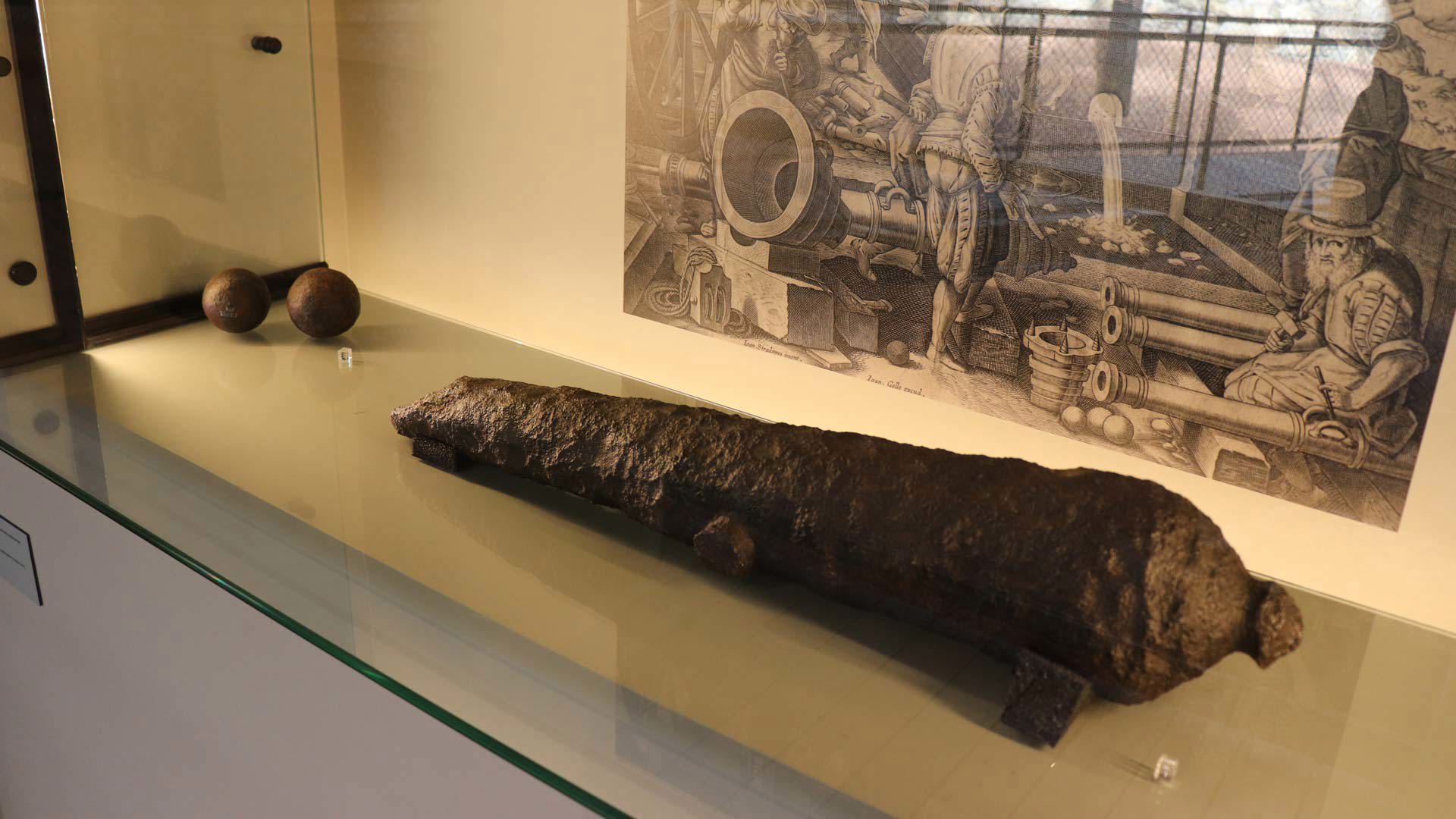 Interior do Núcleo Museológico do Forte de São Filipe com estruturas históricas, Madeira.