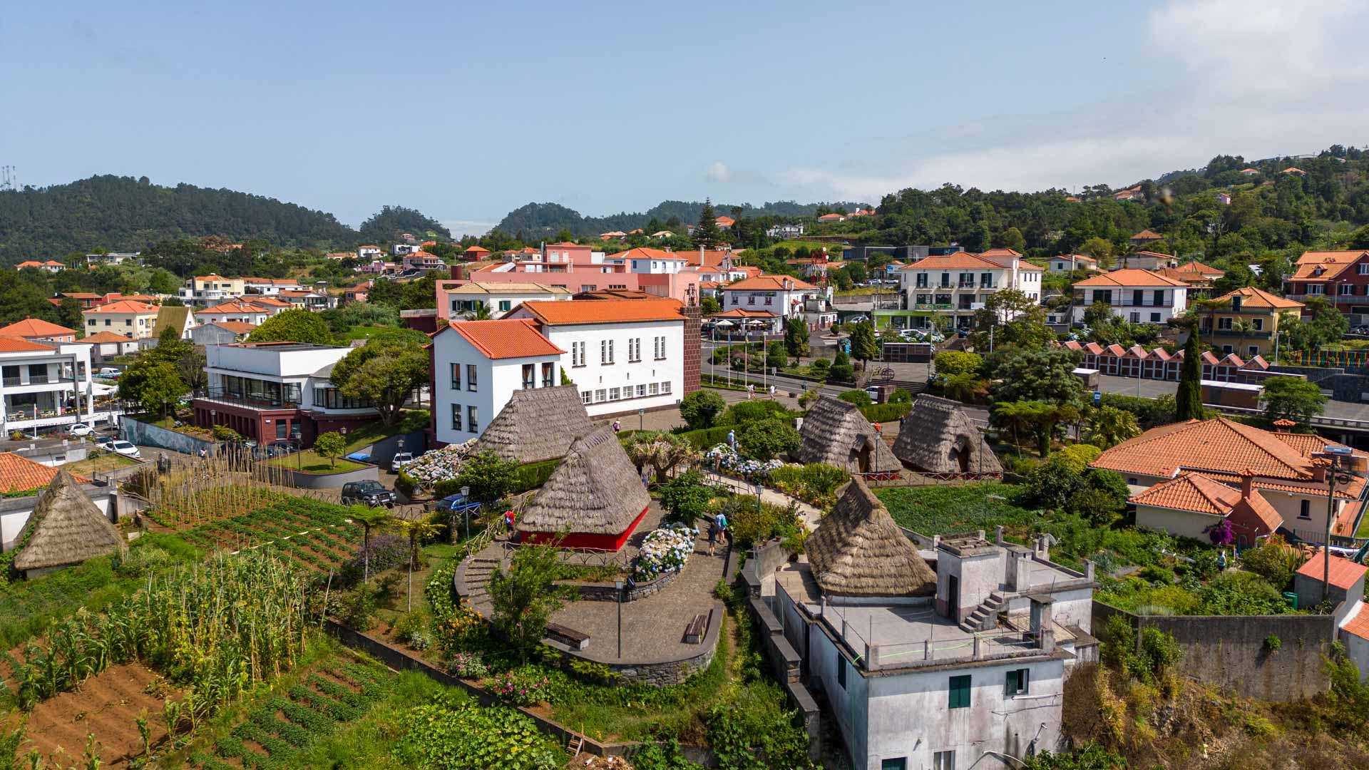 Grundstücke mit verstreuten Häusern in der Landschaft Madeiras.