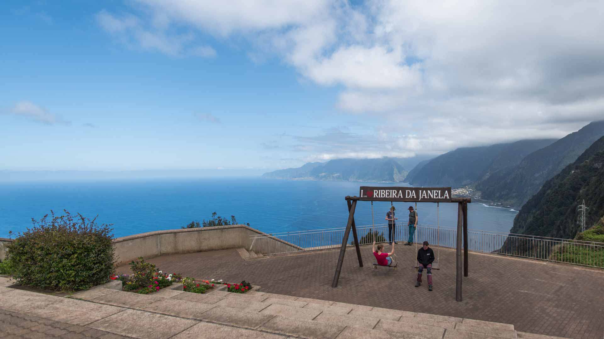 Aussichtspunkt mit Schaukel mit Blick auf Küste, Berg und Meer auf Madeira.