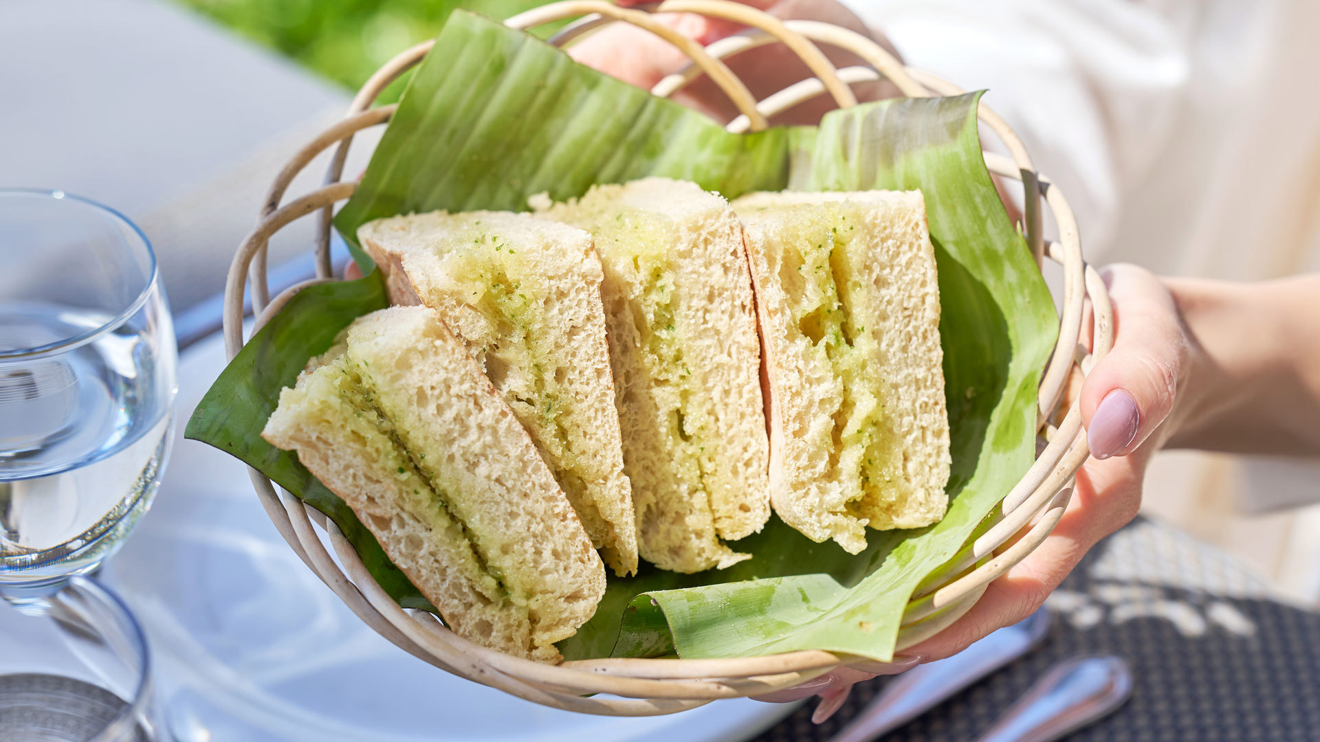 Bolo do caco con mantequilla de ajo servido en una cesta.