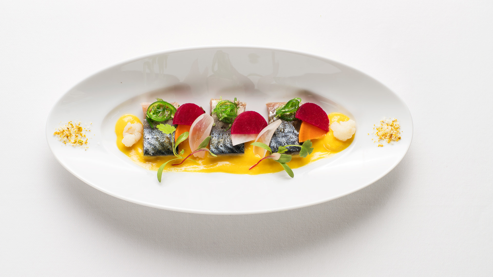 Teller mit Essen, serviert mit gelber Soße.