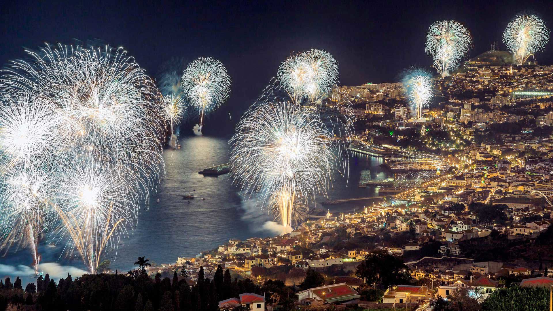 Silvester-Feuerwerk über Funchal, aus panoramischer Sicht.