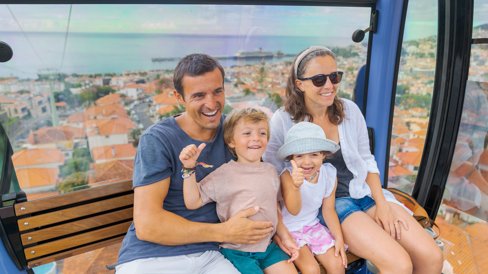 Familia disfrutando del teleférico en Monte, Madeira.