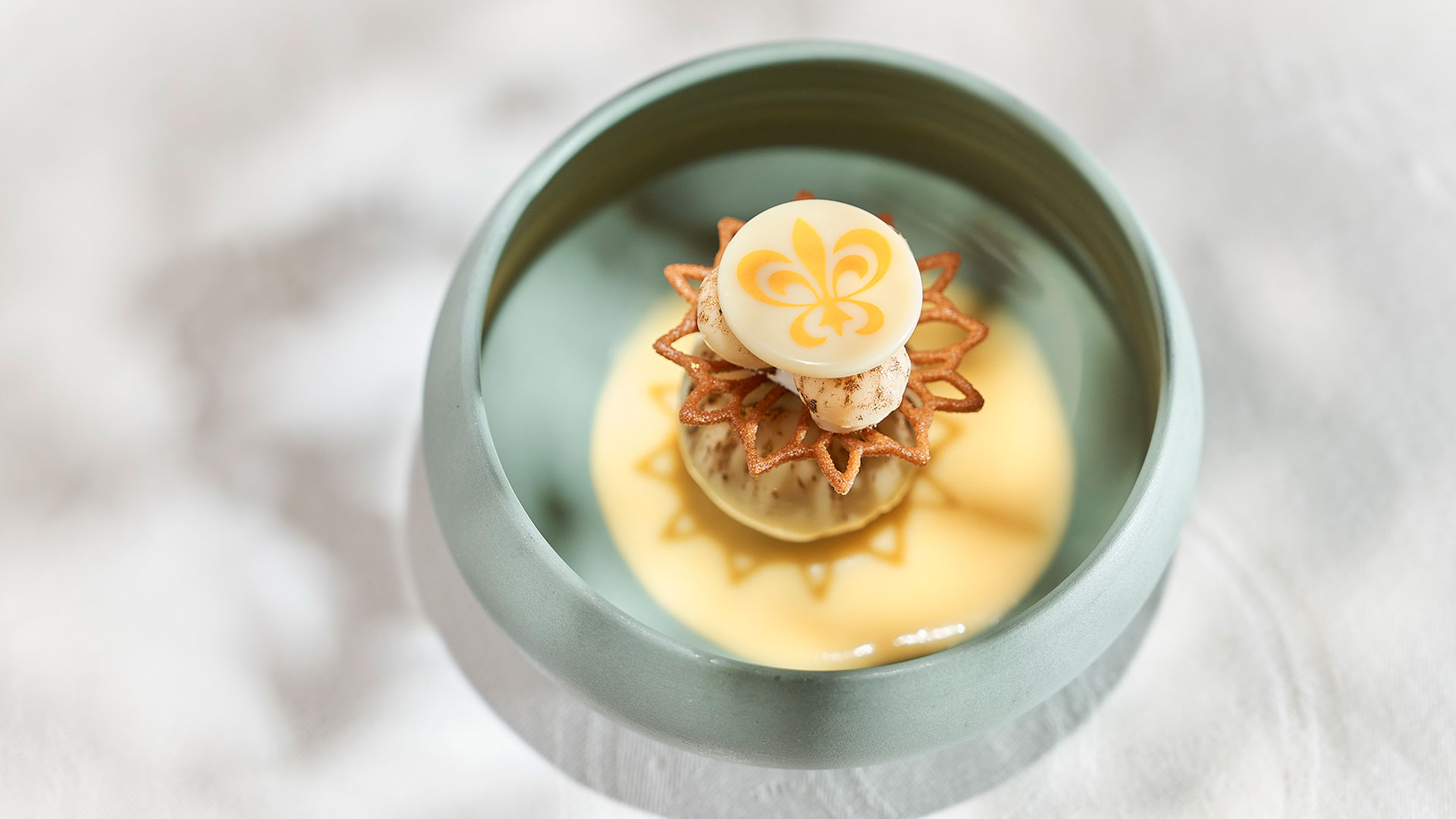 Dessert angerichtet im Stil der zeitgenössischen Küche mit verschiedenen Texturen.