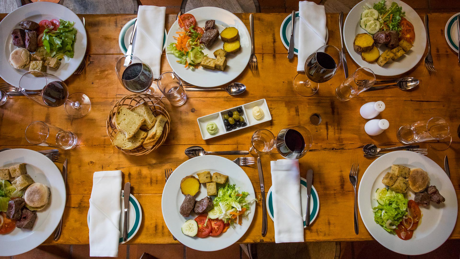 Gedeckter Tisch mit Gerichten und Weingläsern für eine Mahlzeit auf der Insel Madeira.