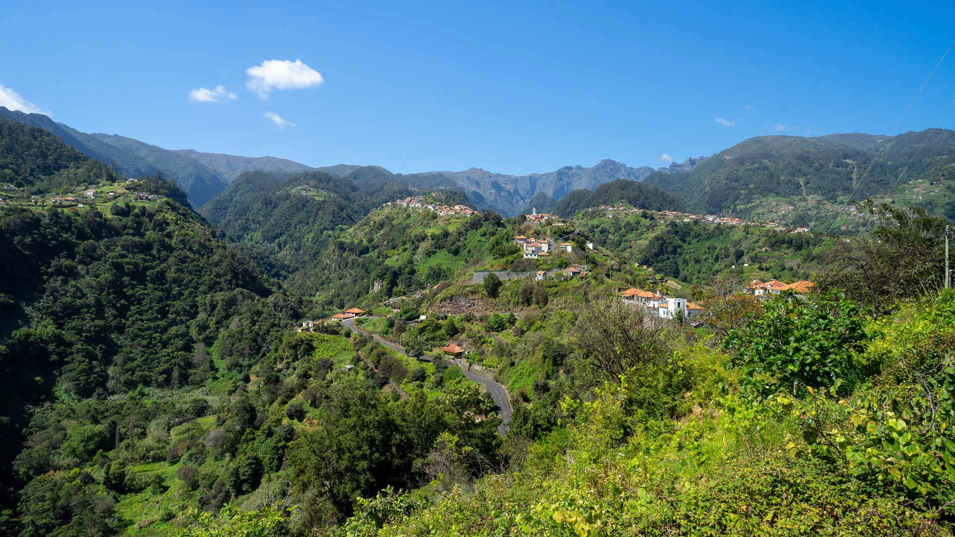Montañas verdes con casas en Madeira.
