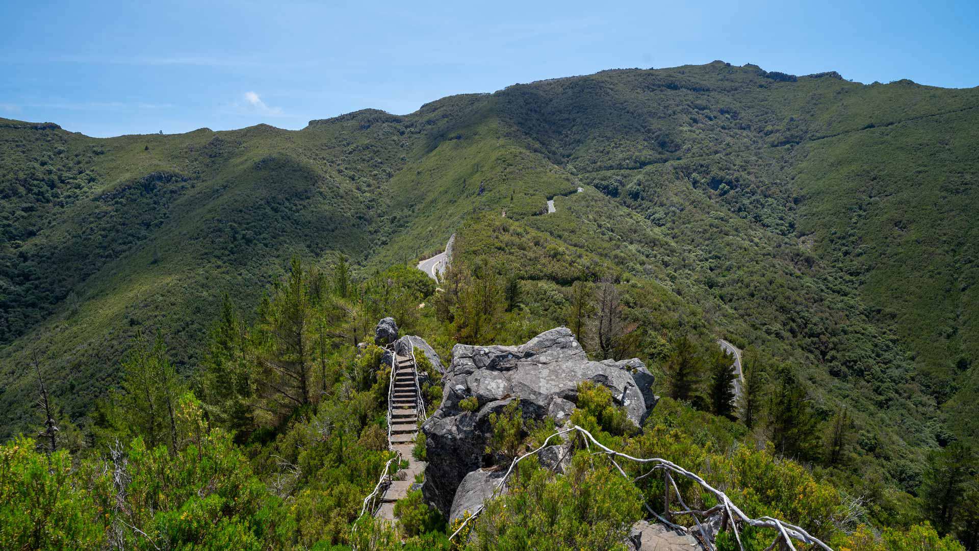 Steinstruktur auf einem Berg mit grüner Vegetation auf Madeira.