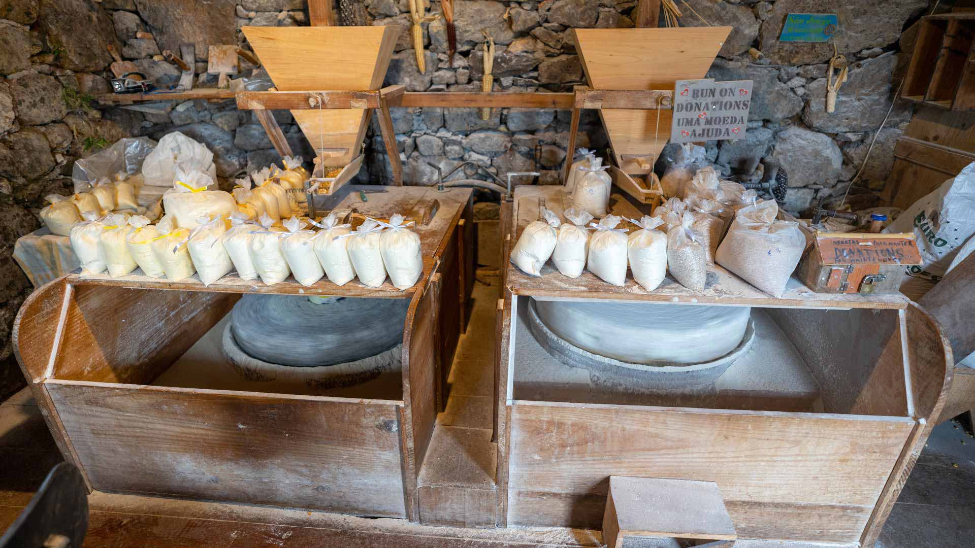 Molinos antiguos dentro de casa de piedra en Madeira.