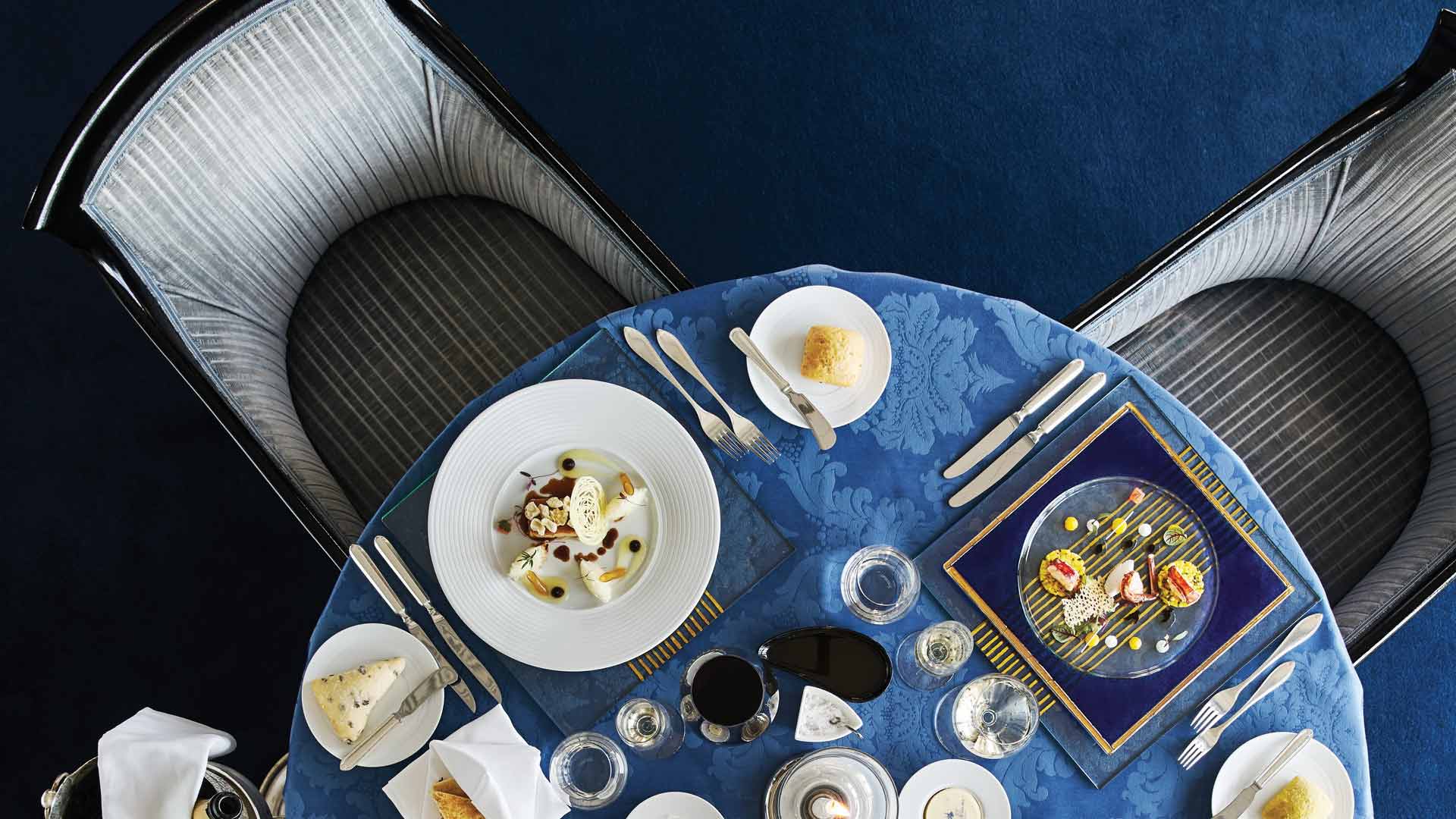 Mesa posta com pratos de gastronomia contemporânea no Ritz.