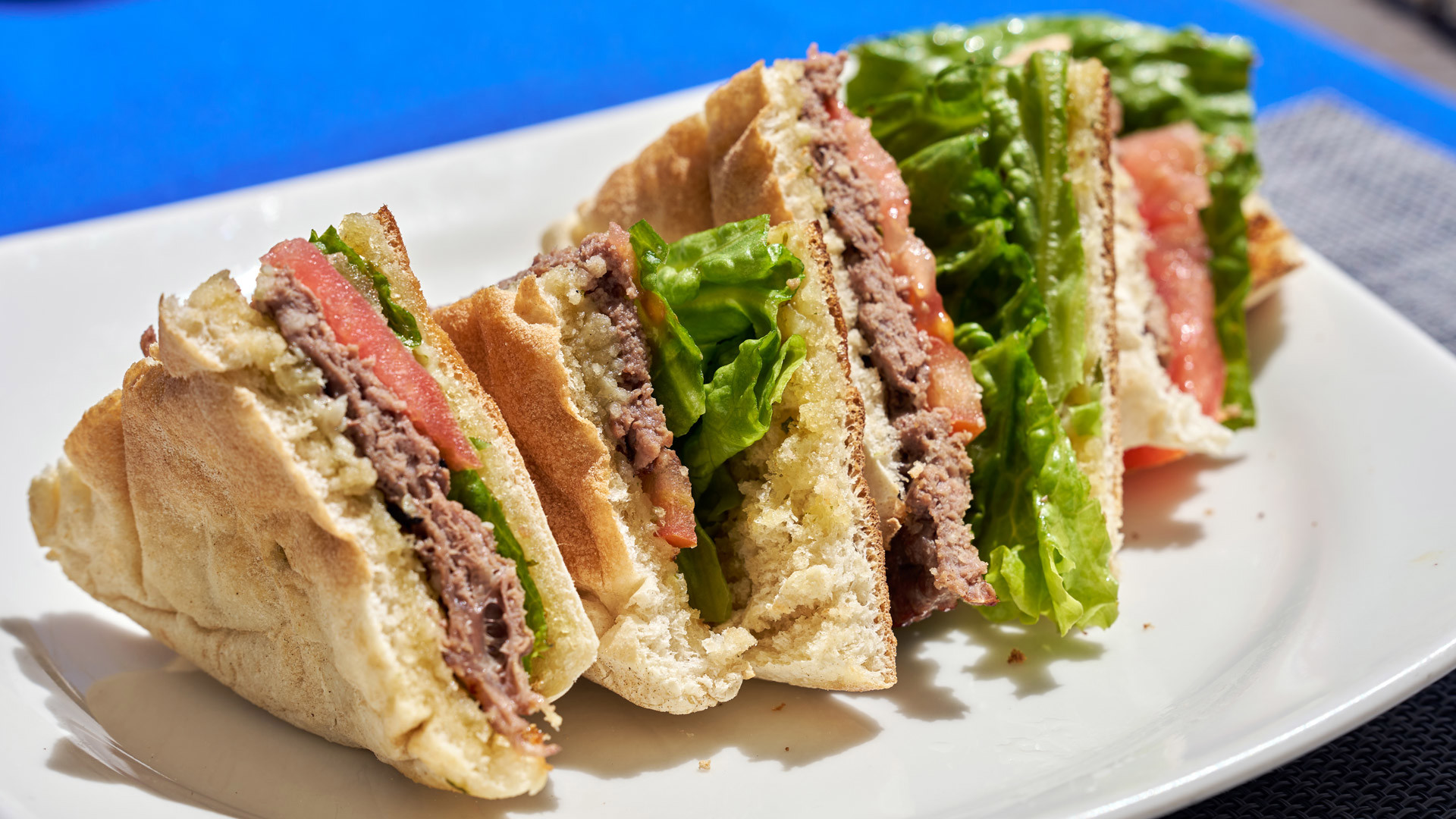 Prato com prego no bolo do caco, uma especialidade gastronómica tradicional da Ilha da Madeira.