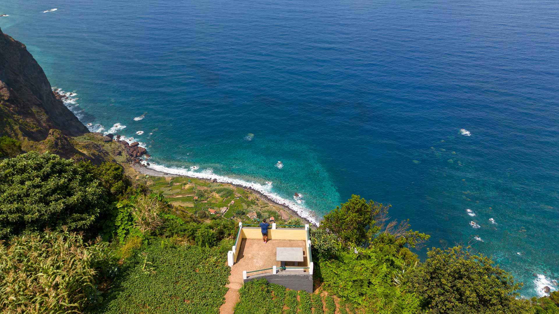 Maison sur terrains verts sur la pente avec vue sur la mer.