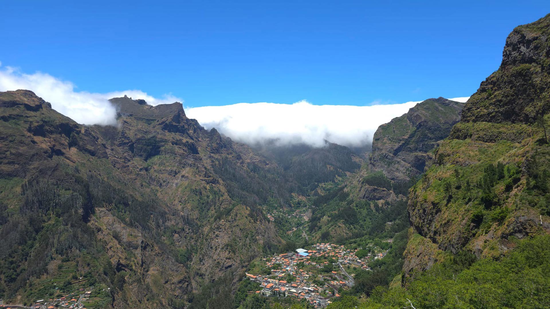 Montañas de Madeira con cielo y nubes.