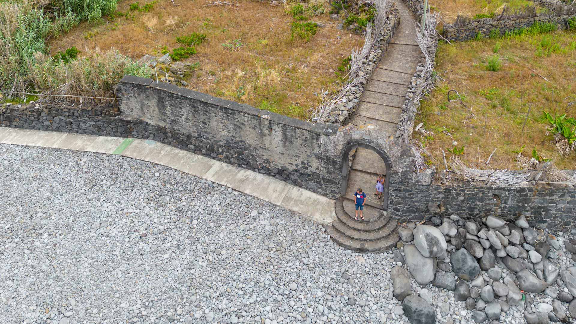 Plage de galets près de terrains avec escaliers à Madère.