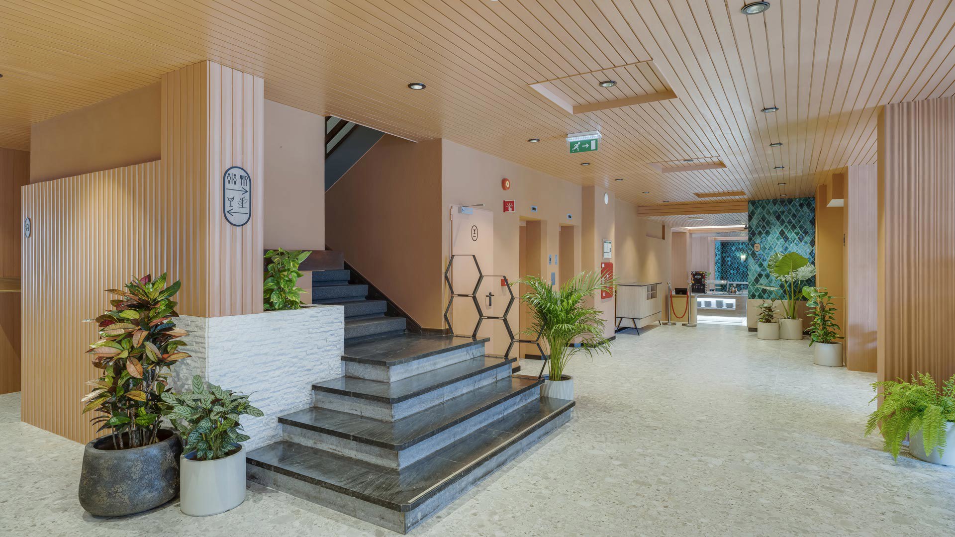 Eingangsbereich des Editory Garden Carmo Funchal mit moderner Treppe und Pflanzgefäßen.