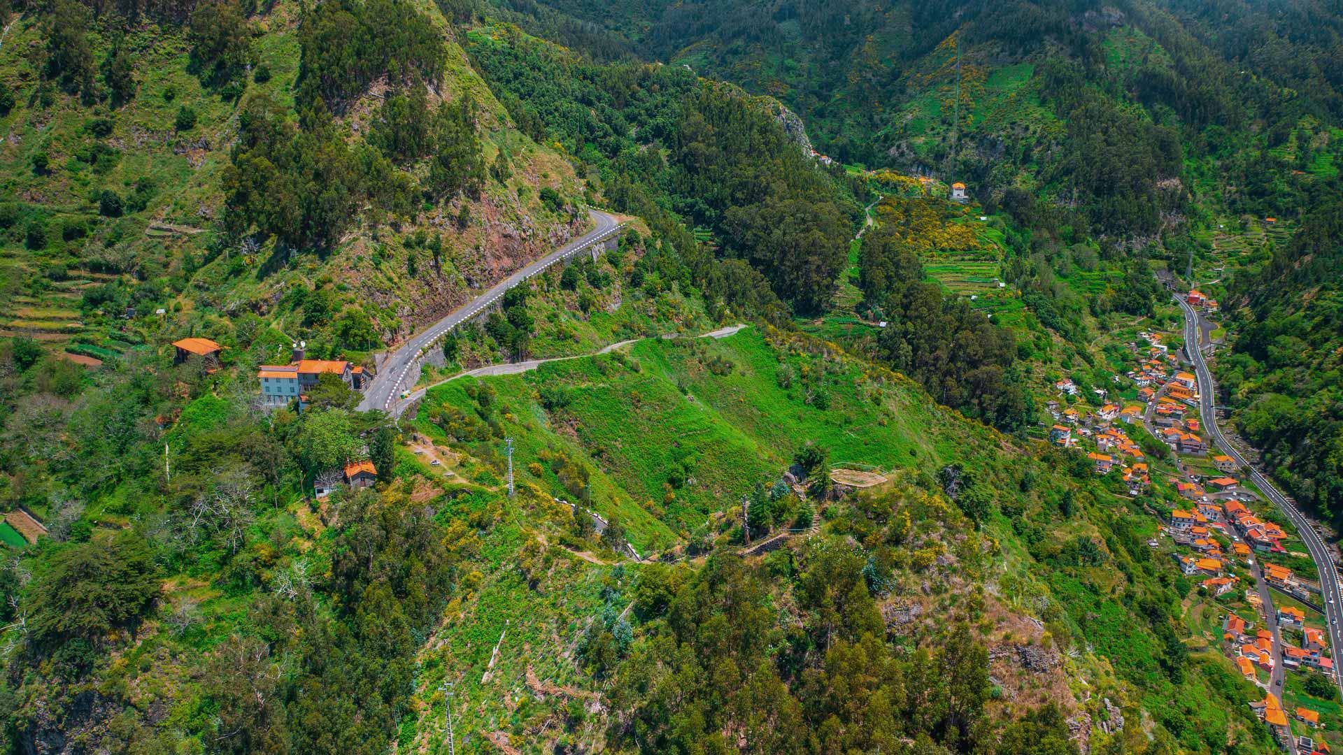 Vista aérea do miradouro Pico da Murta com montanhas e vegetação na Madeira.