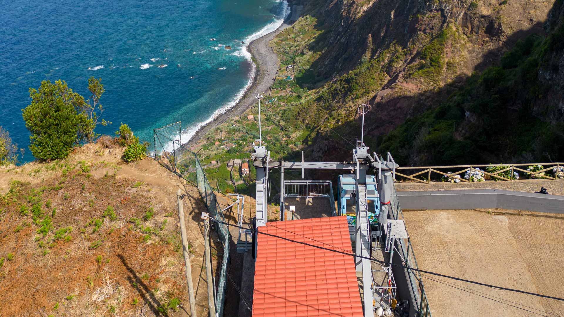 Natureza na encosta junto ao mar na Madeira.