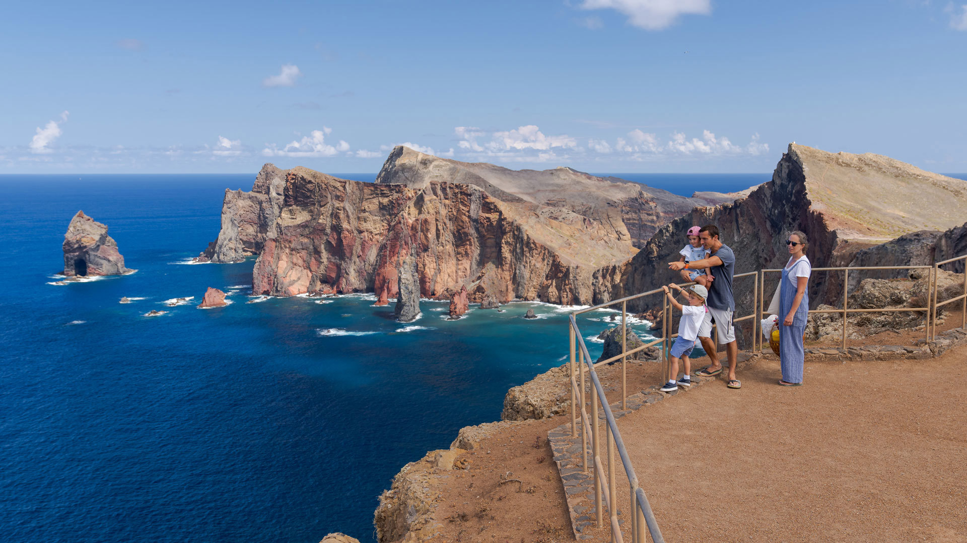 Familia en la Ponta de São Lourenço con vistas al mar y la ladera.