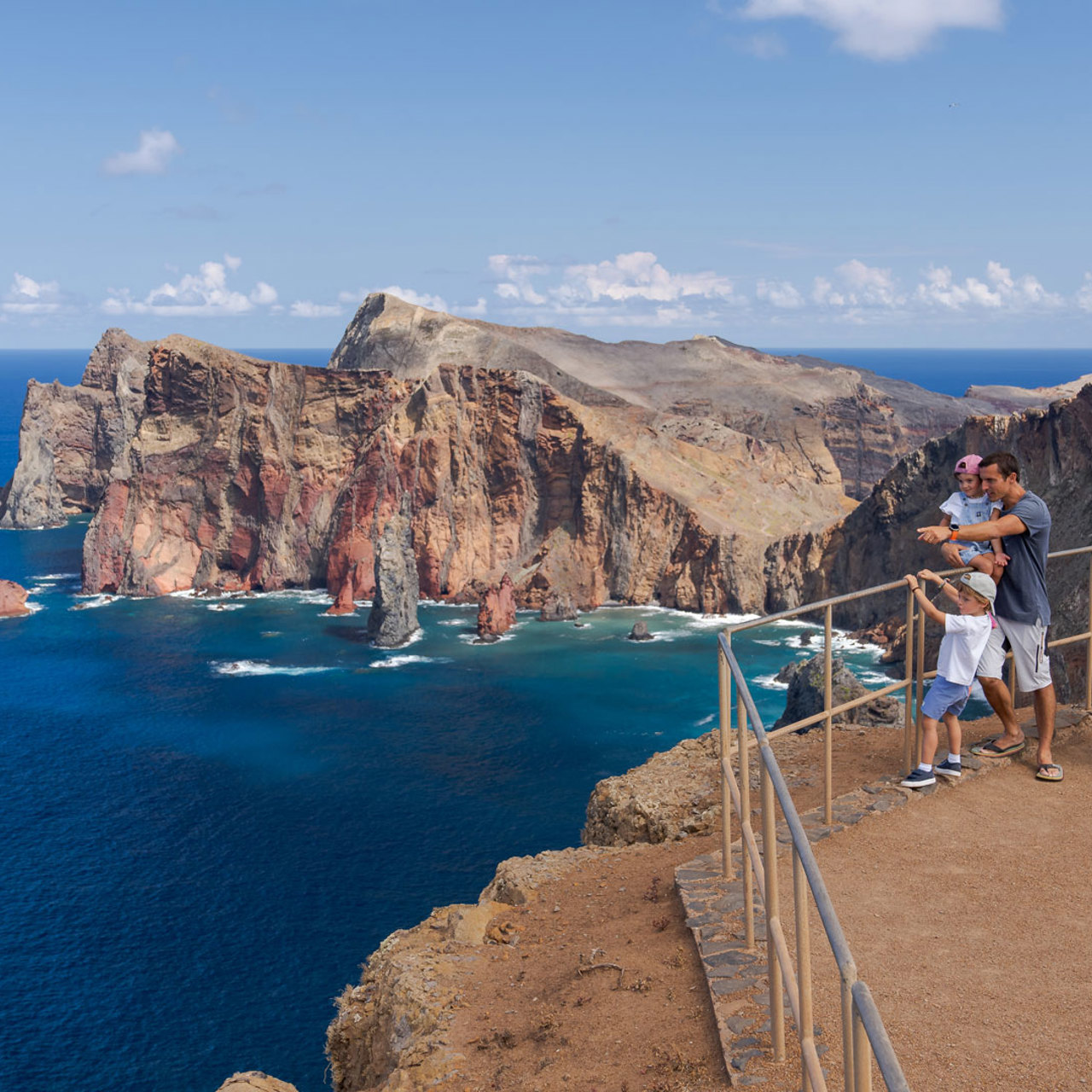 Familia en la Ponta de São Lourenço con vistas al mar y la ladera.