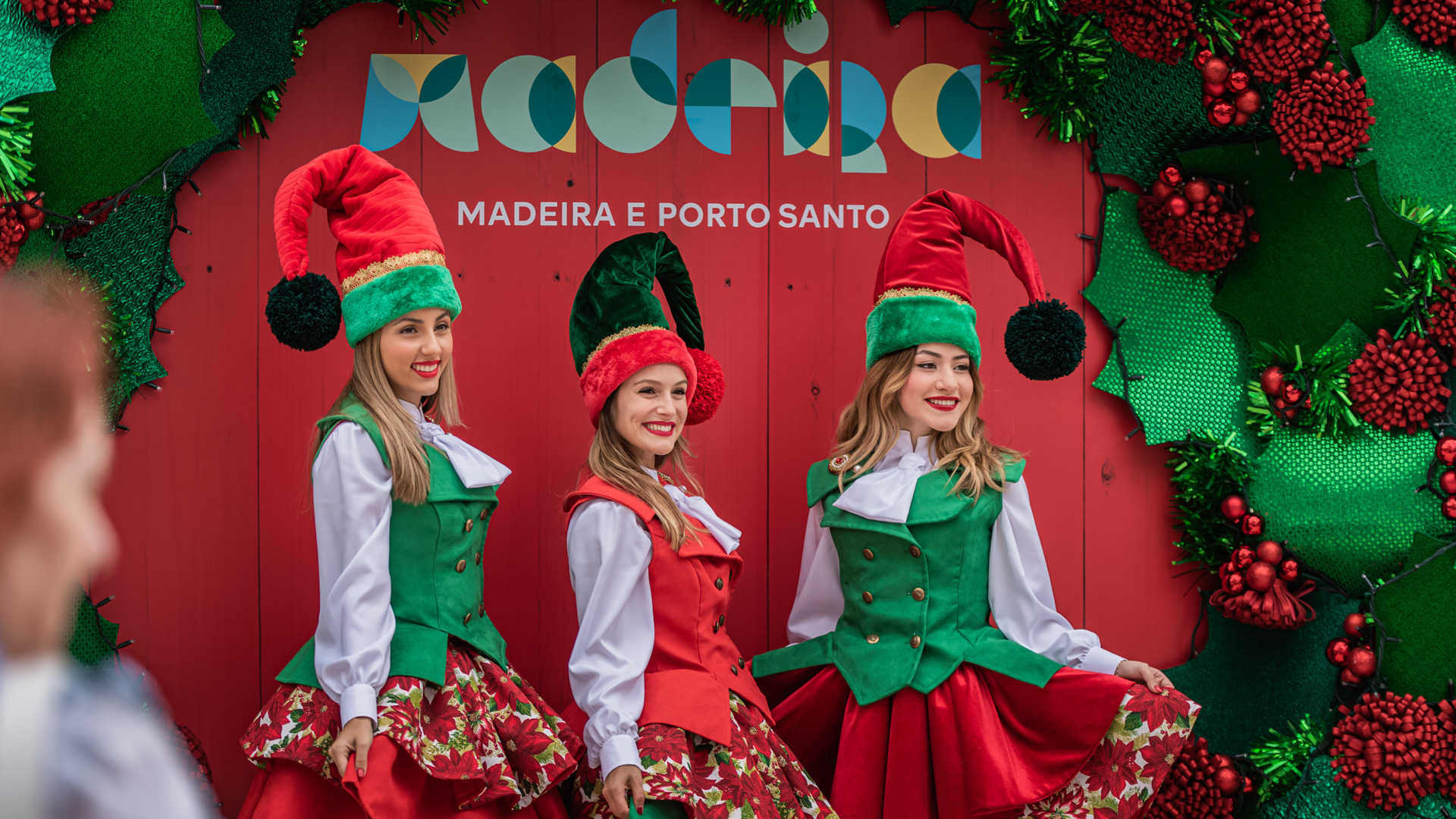 Drei Frauen in Weihnachtskleidung auf dem zentralen Platz in Funchal.