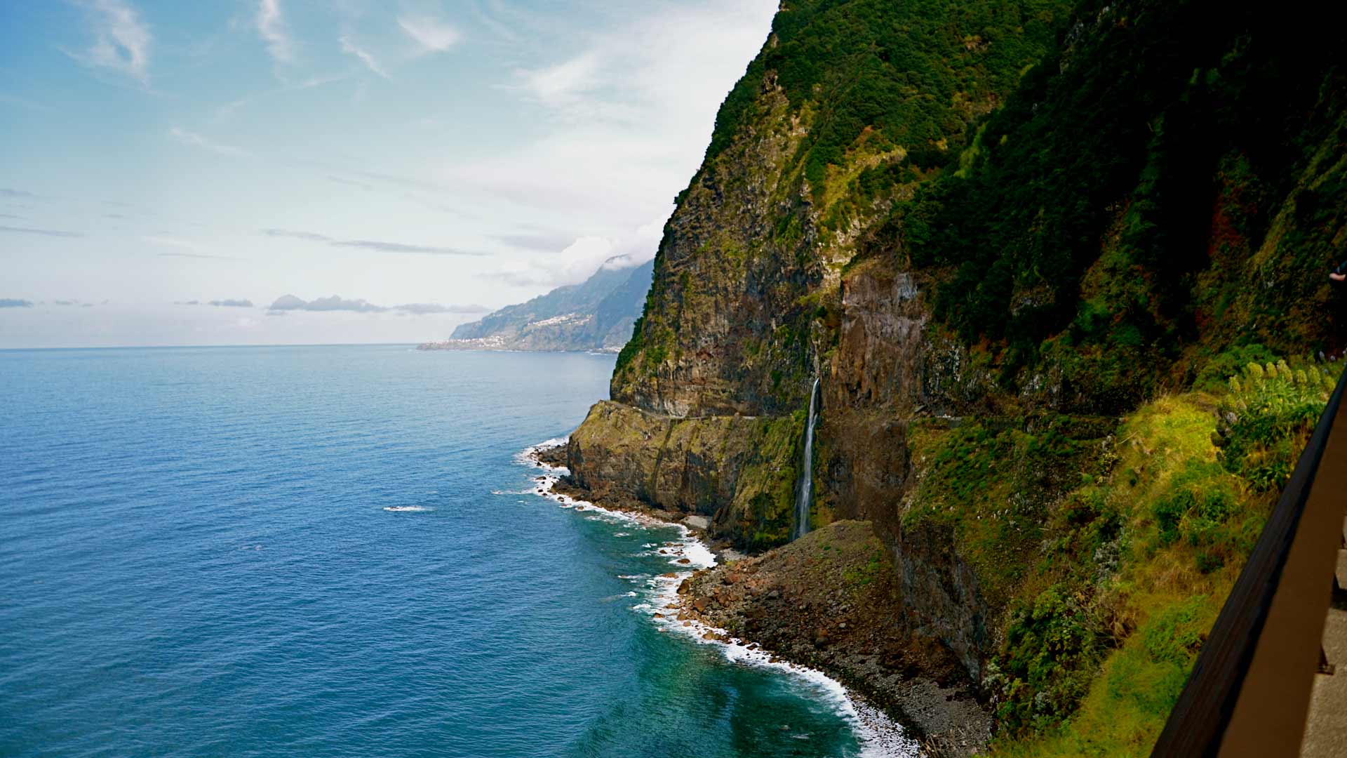 Mirador con vista a cascada y mar en Madeira.