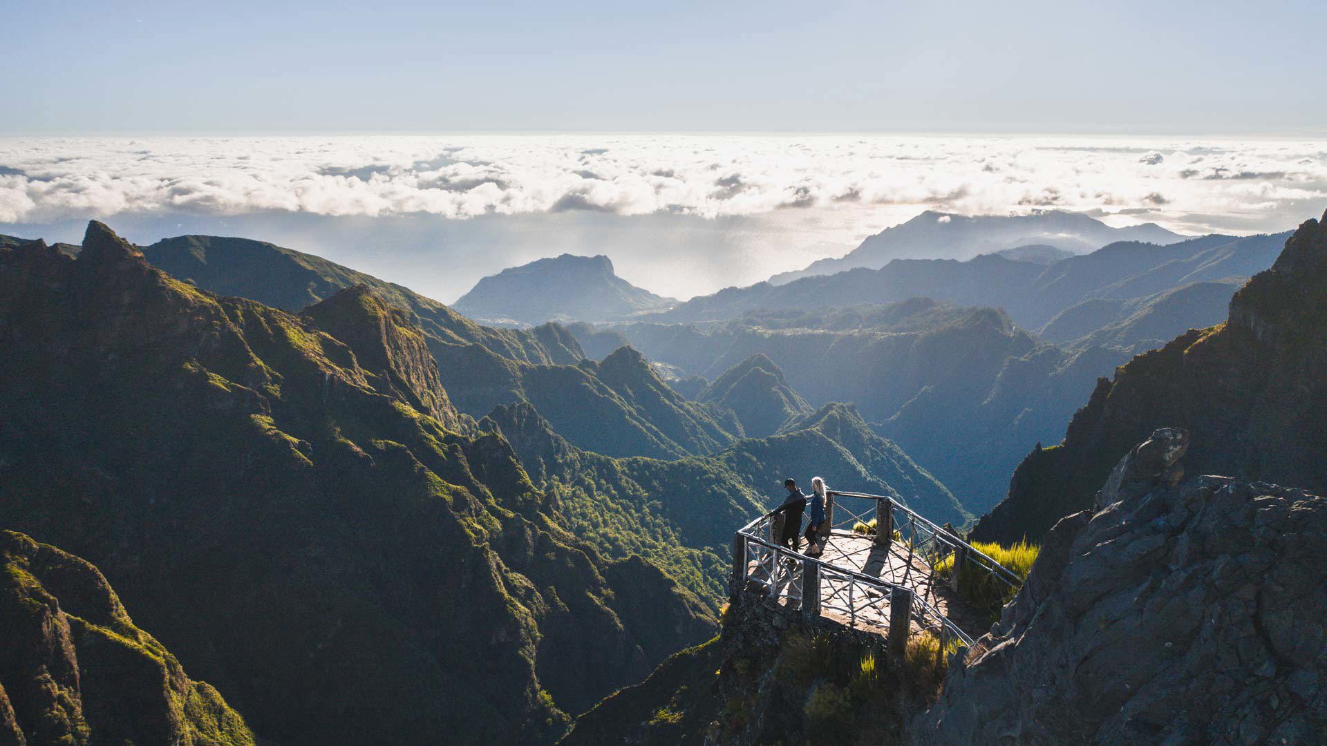 Mirador entre montañas con nubes en Madeira.