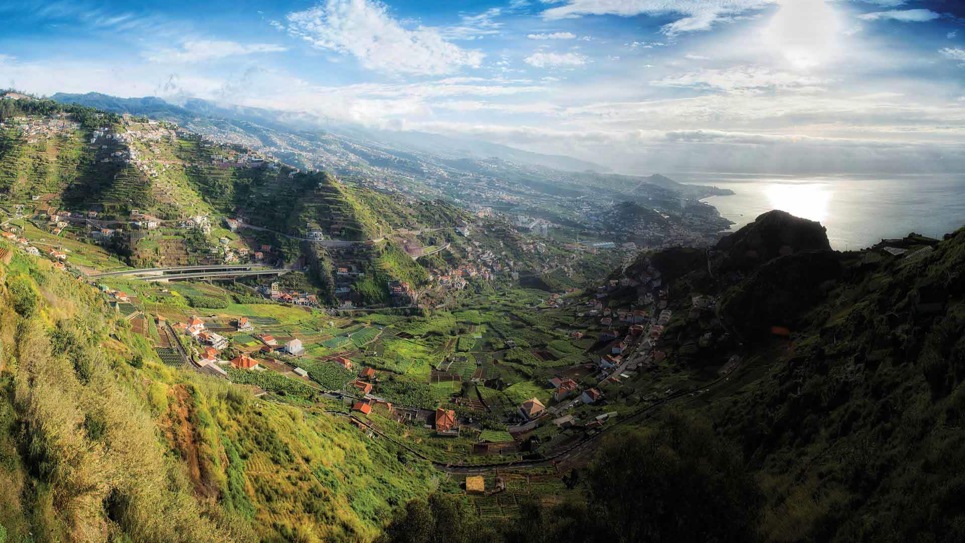 Blick von den Bergen auf das Meer inmitten der Natur auf der Insel Madeira.