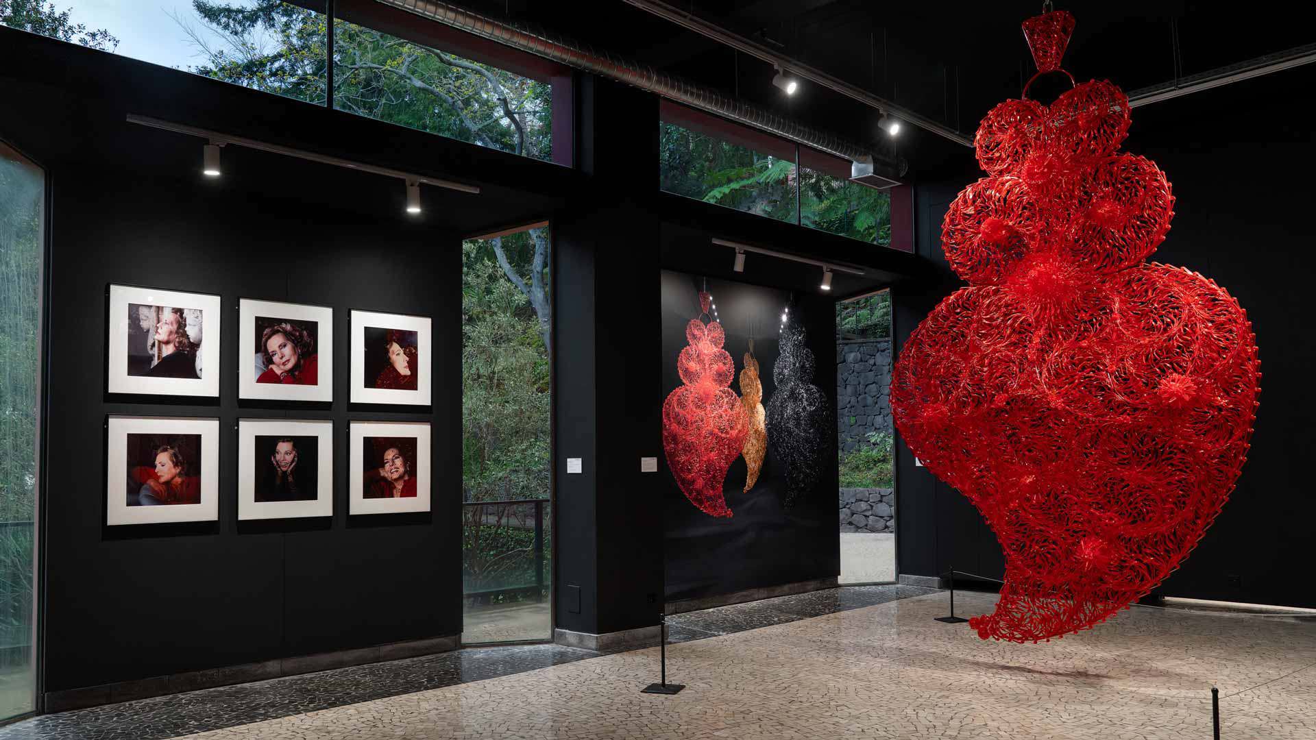 Exposición de arte moderno y contemporáneo en el Museo Monte Palace con cuadros y esculturas.