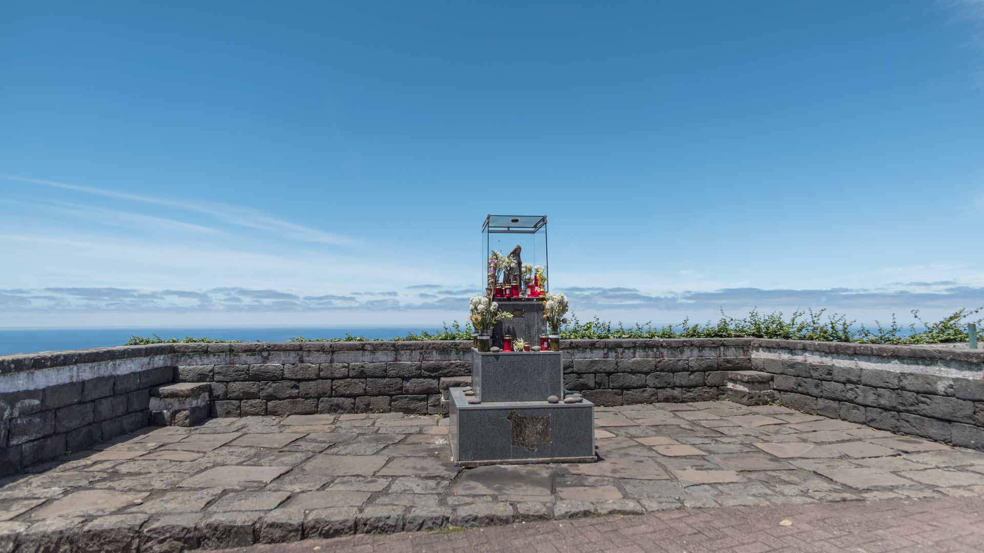 Aussichtspunkt mit Denkmal unter blauem Himmel auf Madeira.