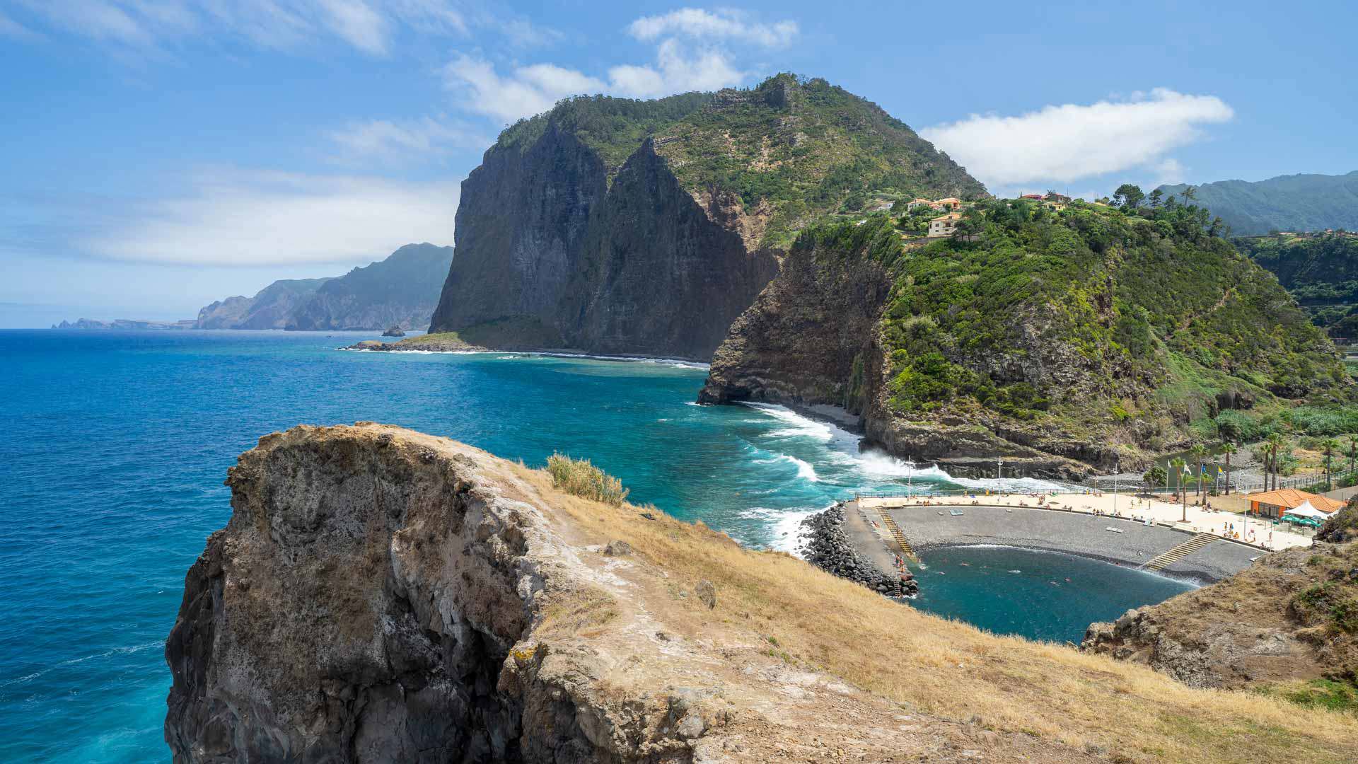 Camino de roca con vista al mar y montañas en Madeira.