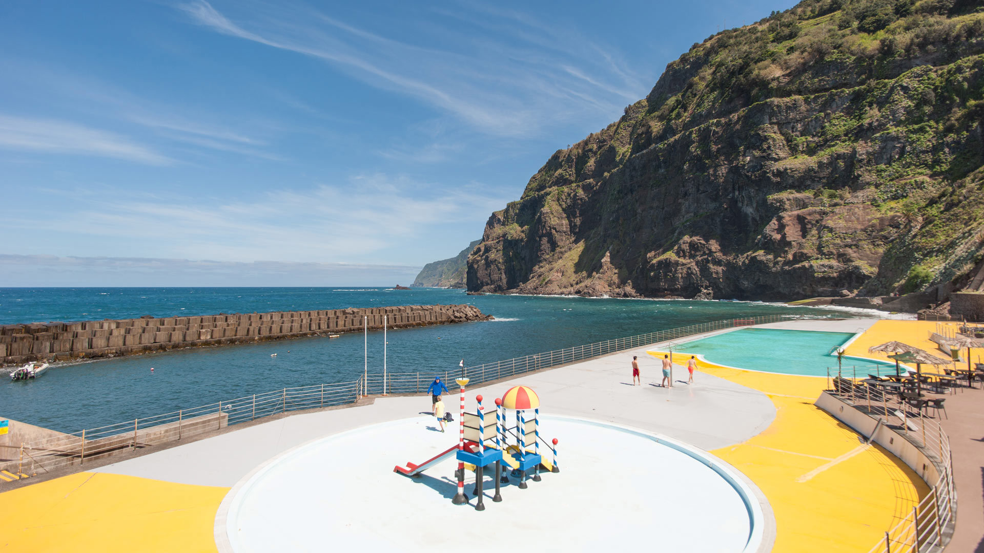 Praia com piscina para crianças e vista para a montanha na Madeira.