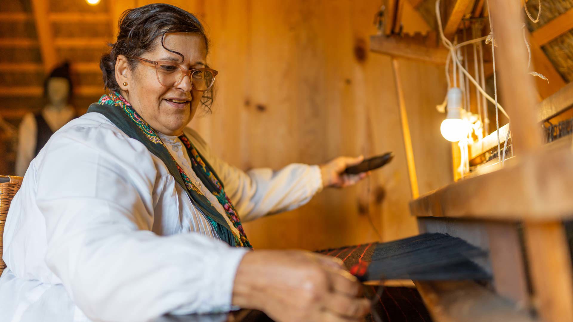 Mujer trabajando en telar antiguo en Madeira.