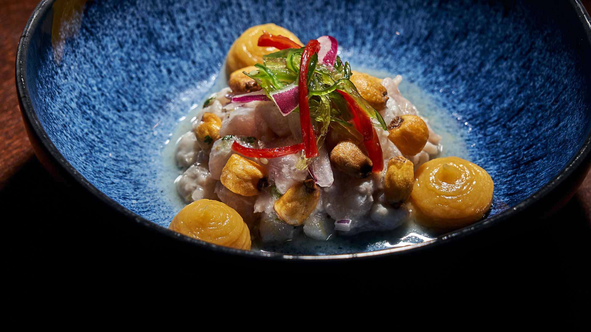 Plato con emplatado al estilo de gastronomía contemporánea en el restaurante Kampo.