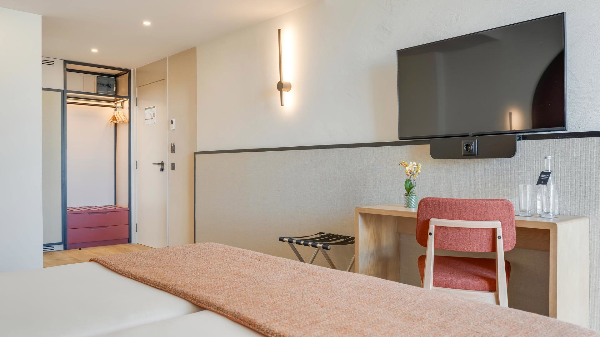 Dekoriertes Hotelzimmer im Editory Garden Carmo Funchal mit bequemem Doppelbett