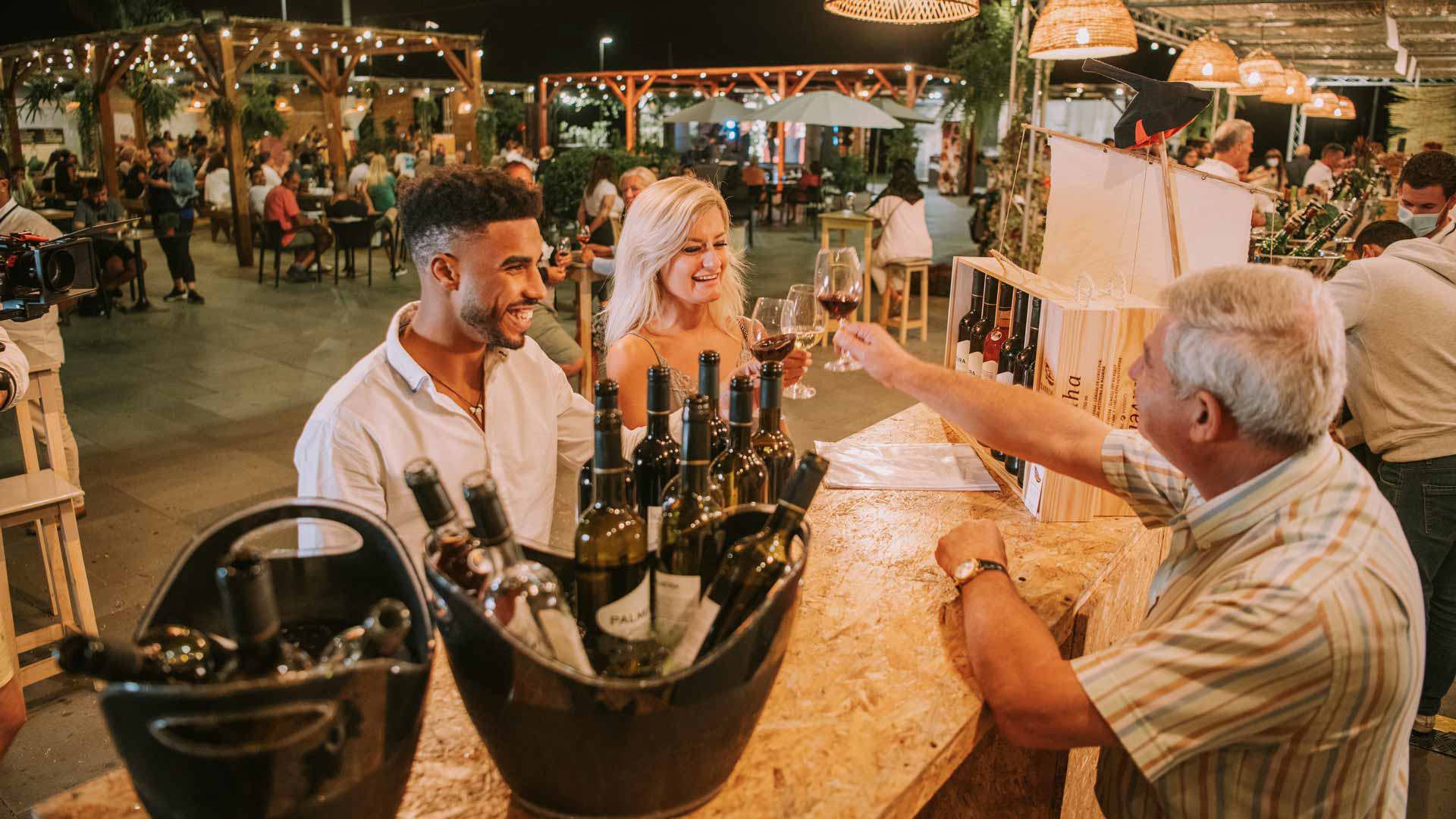 Pessoas a fazer um brinde com vinho, na Ilha da Madeira.
