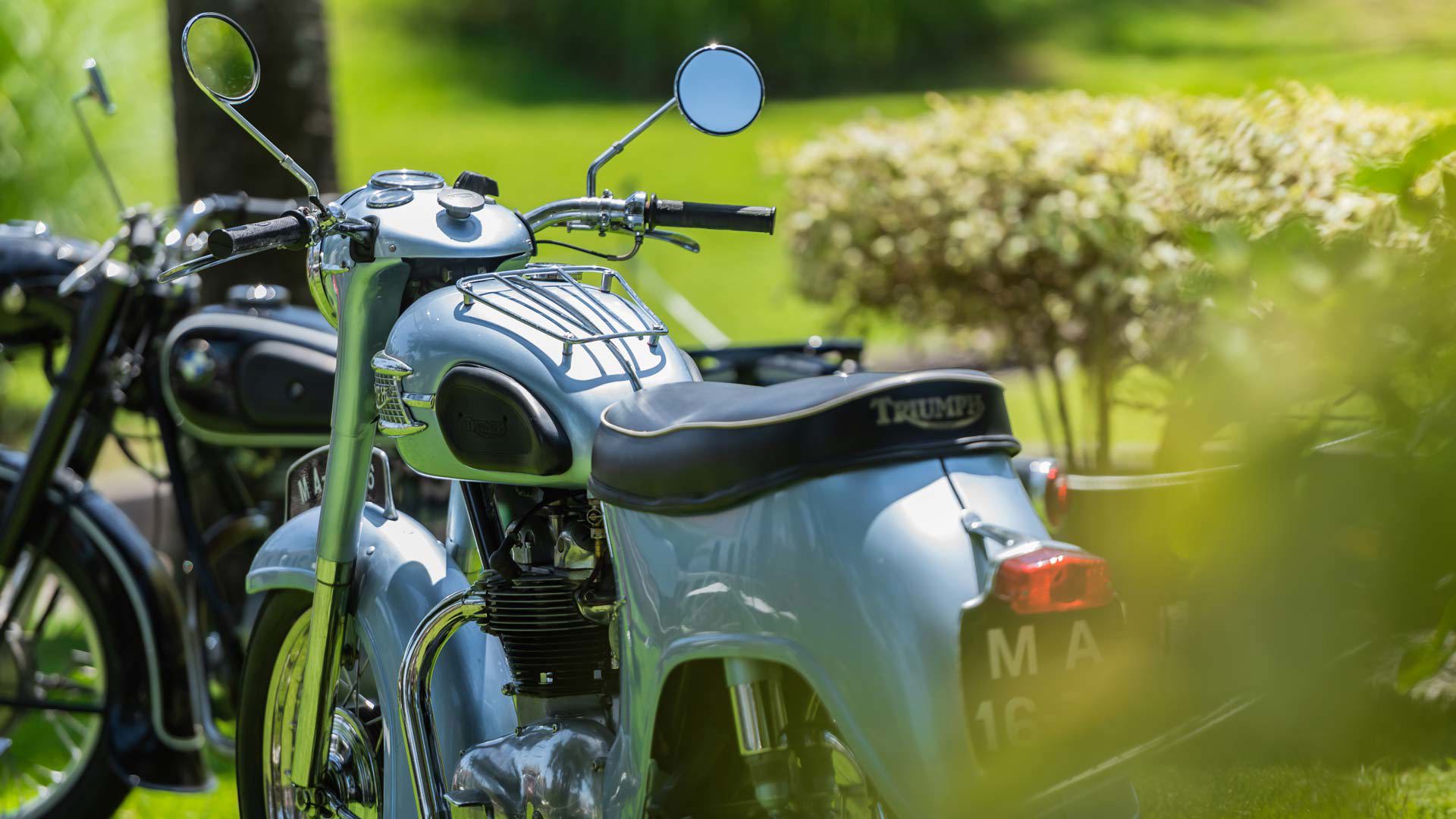 Moto classique exposée dans un jardin de la Quinta da Magnólia.