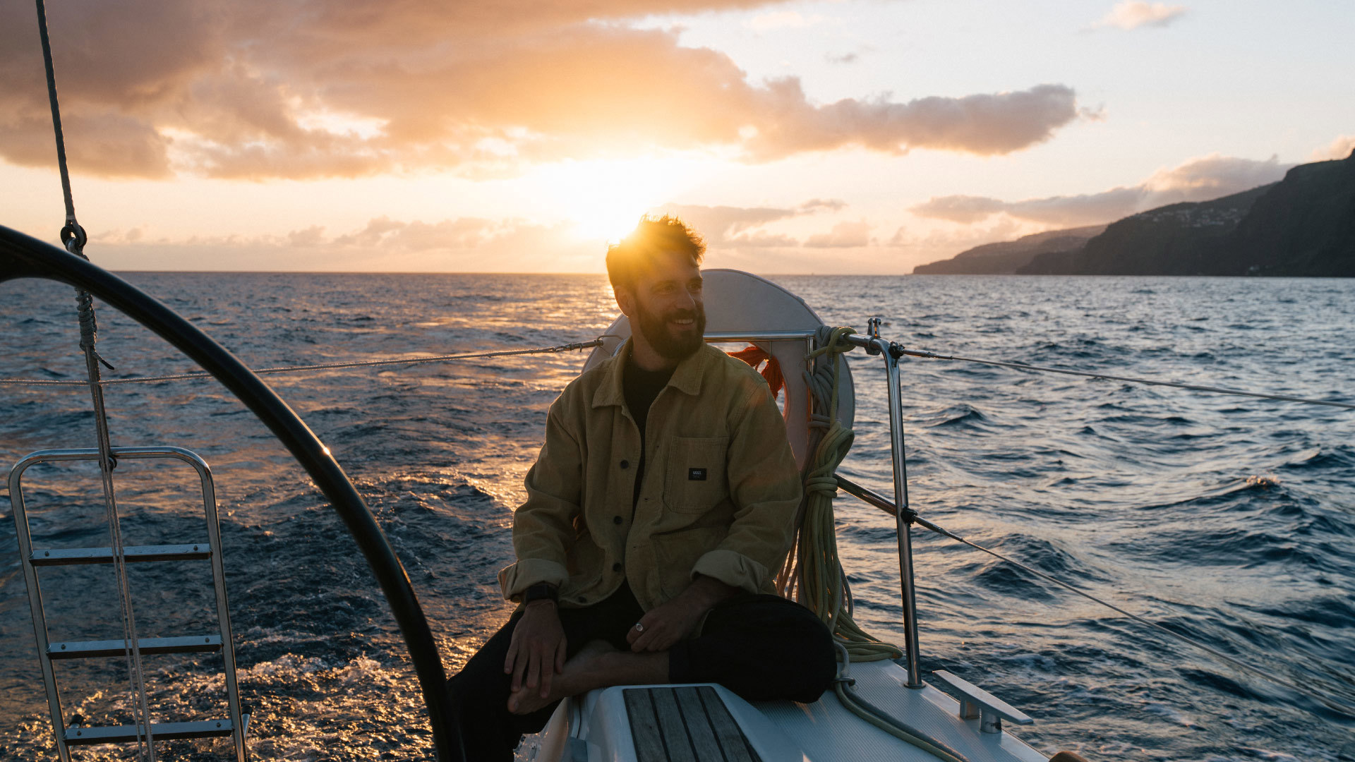 Mann auf einem Boot bei Sonnenuntergang.