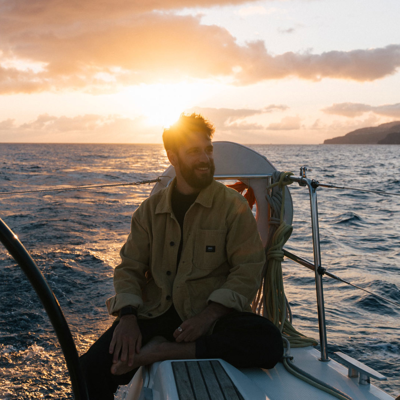 Mann auf einem Boot bei Sonnenuntergang.
