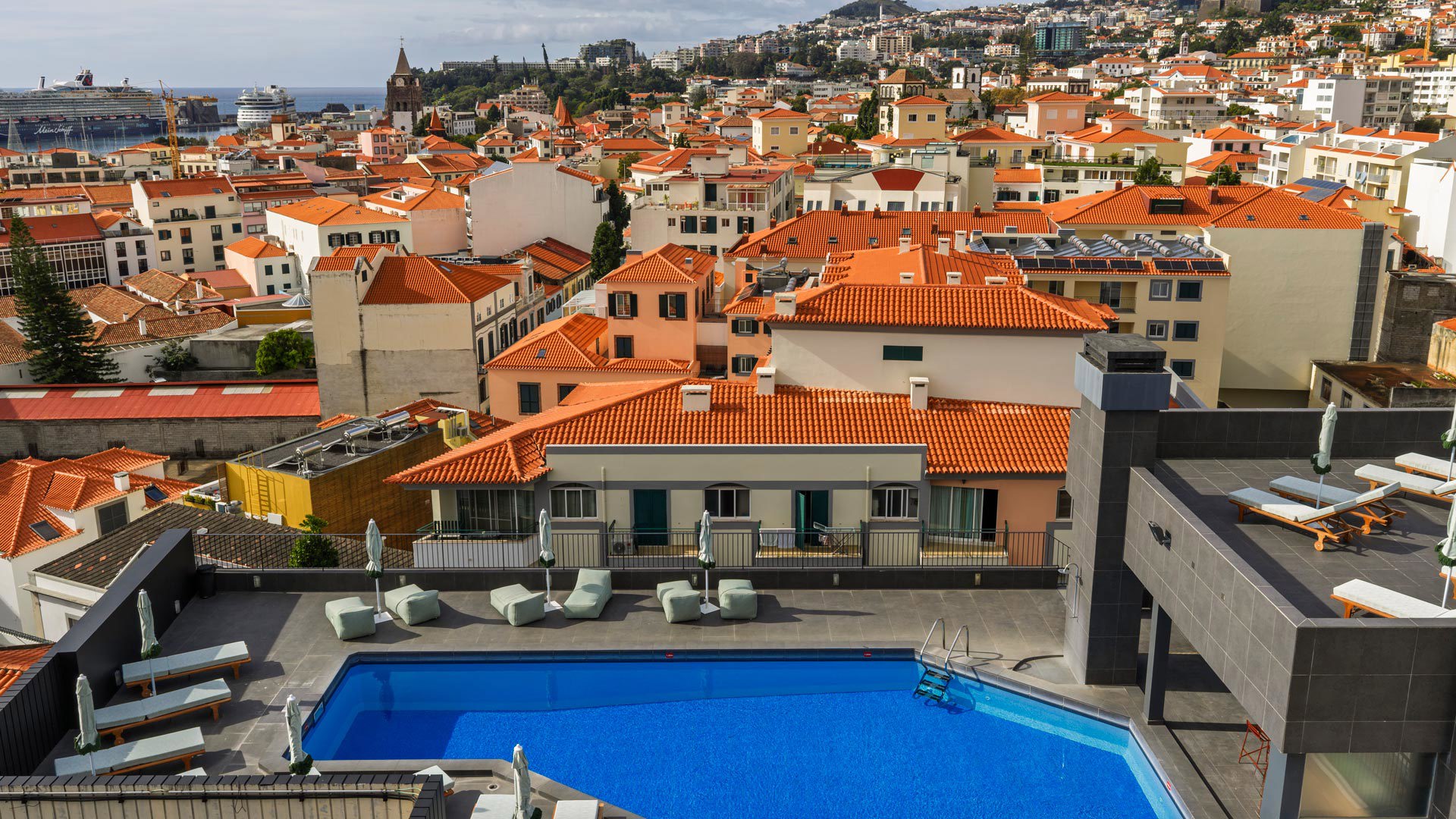 Rooftop-Pool im Editory Garden Carmo Funchal mit Blick auf Funchal.
