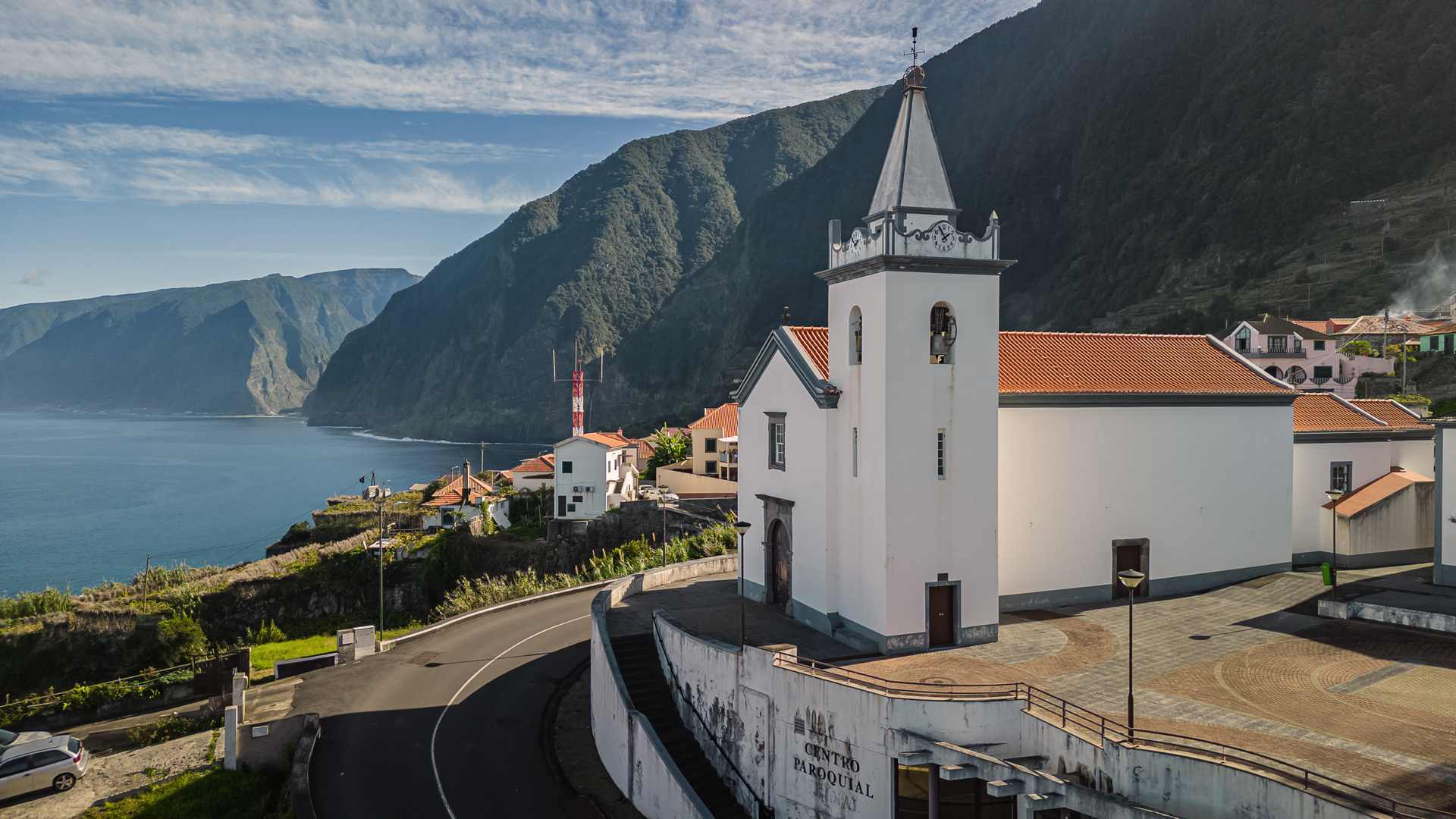 Église près de la route avec montagnes et mer à Madère.