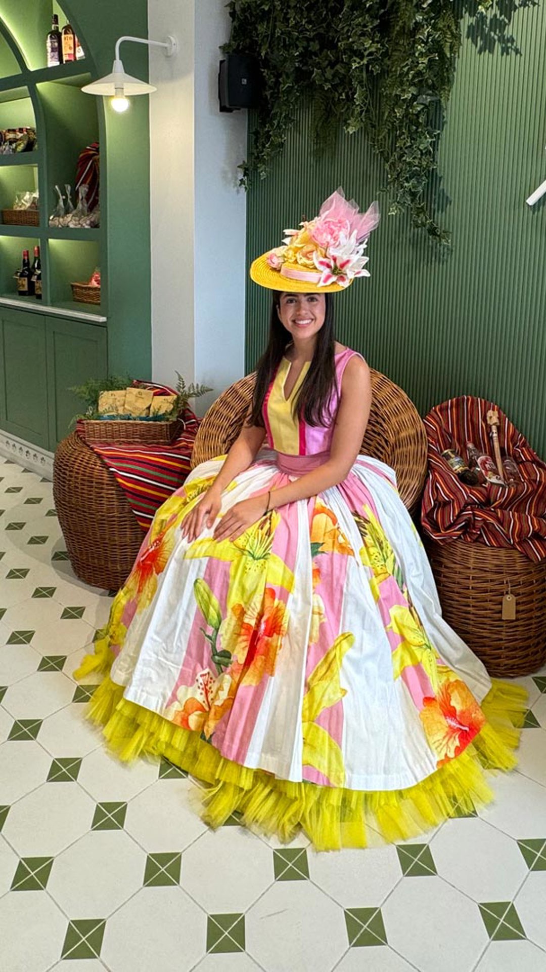 Tapis de fleurs au bureau de tourisme de Madère à Lisbonne avec une femme portant un costume de la Festa da Flor.