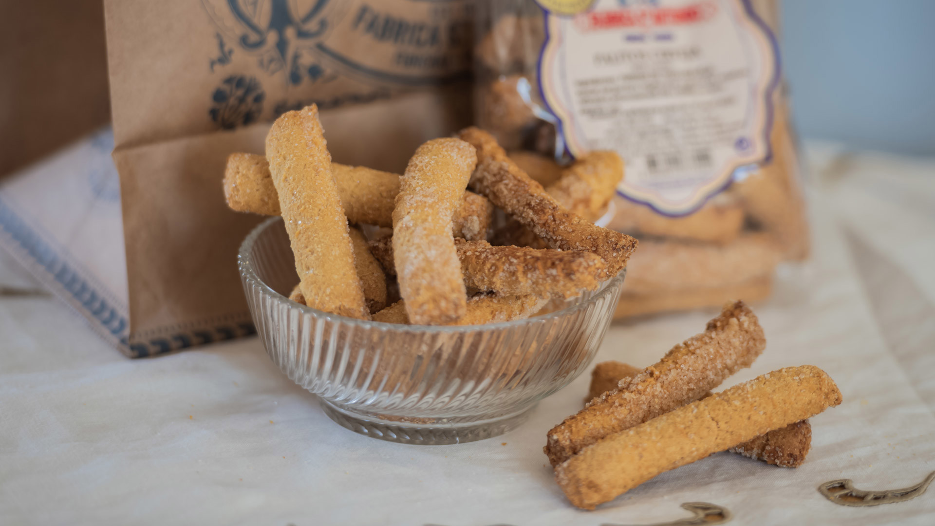 Palitos de cerveja servidos num prato fundo transparente.