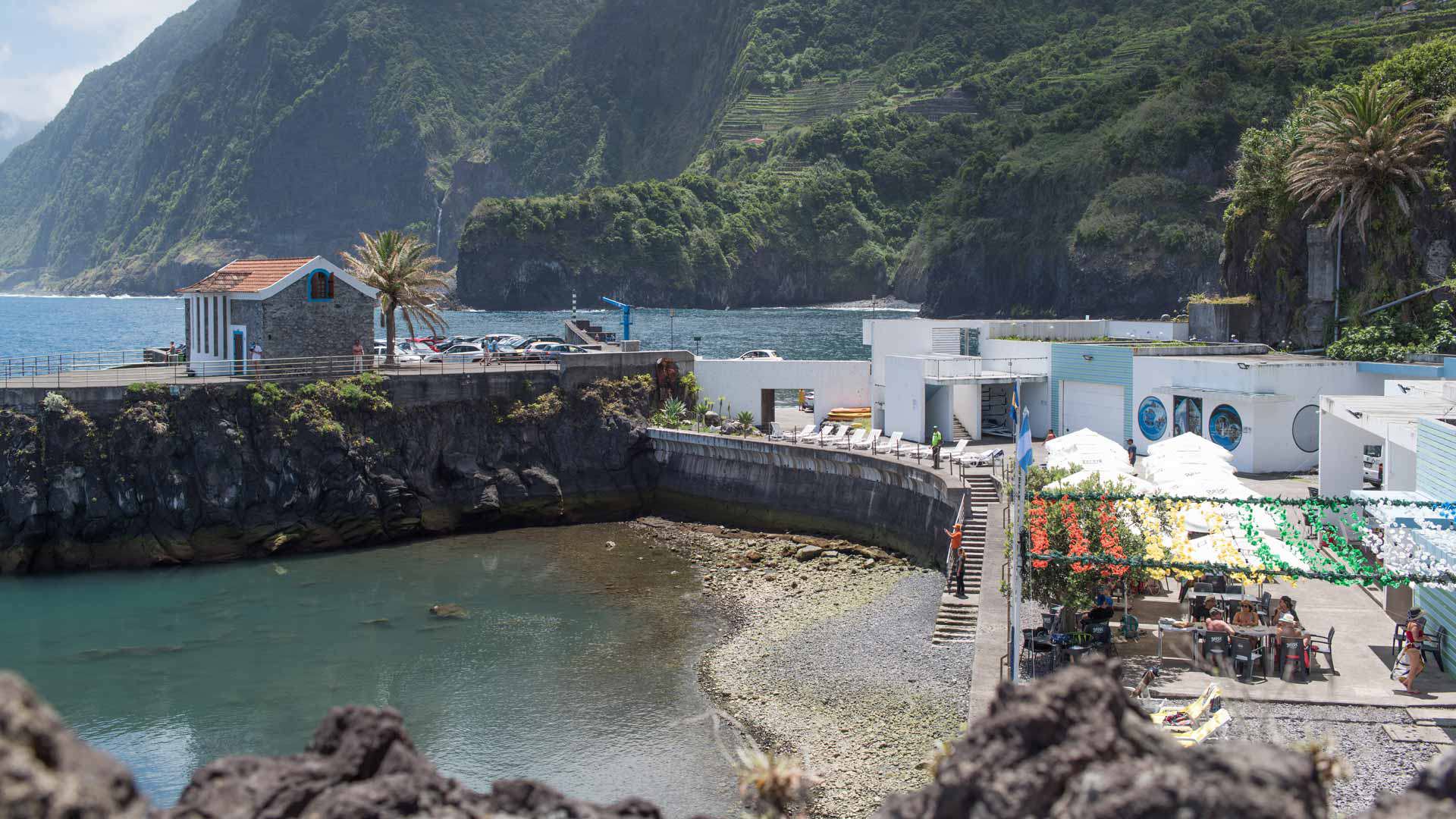 Naturpool in einer Bucht mit Terrasse und Landschaft im Hintergrund auf Madeira.