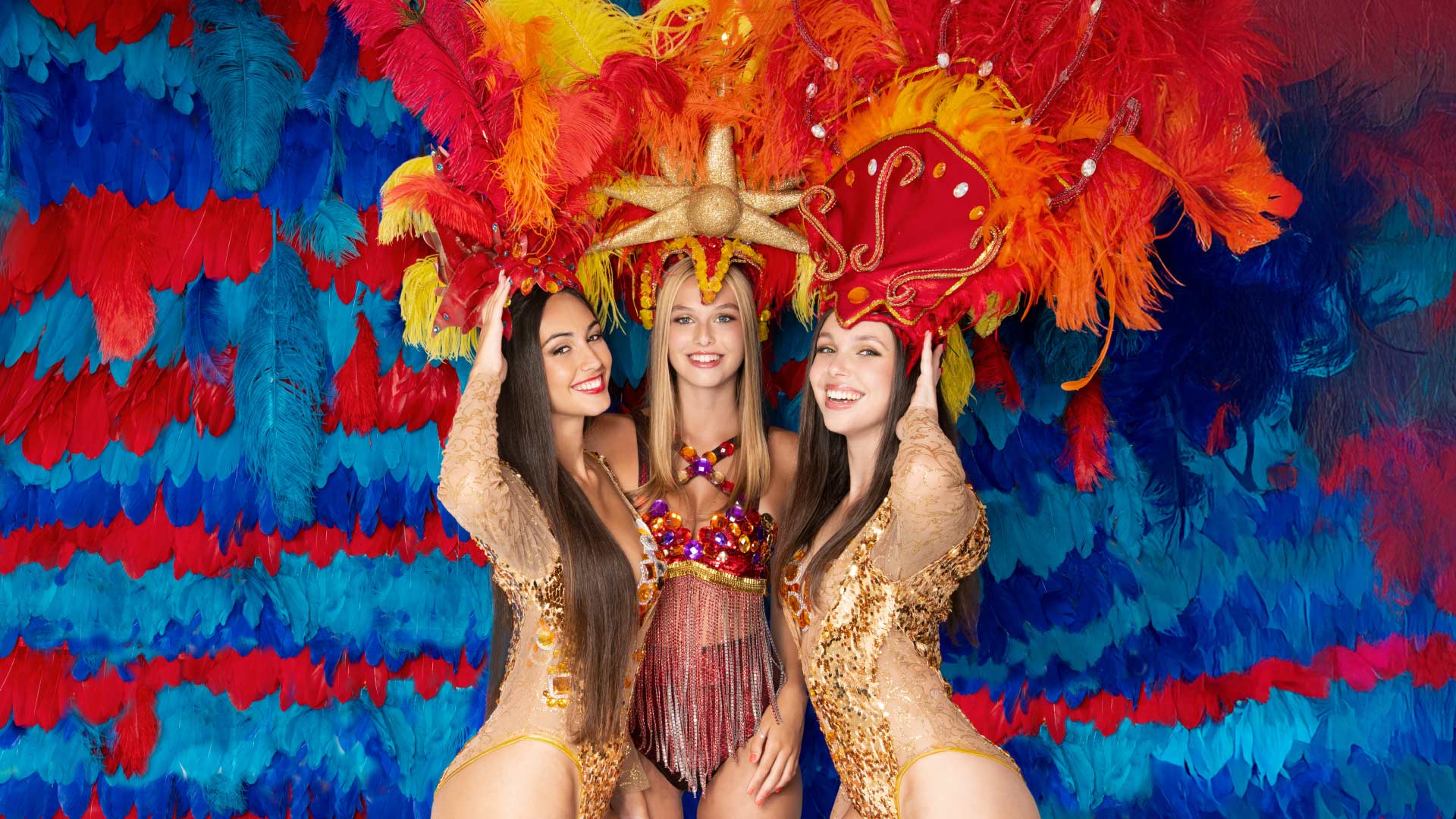 Tres mujeres posando para una foto vestidas para el Carnaval.