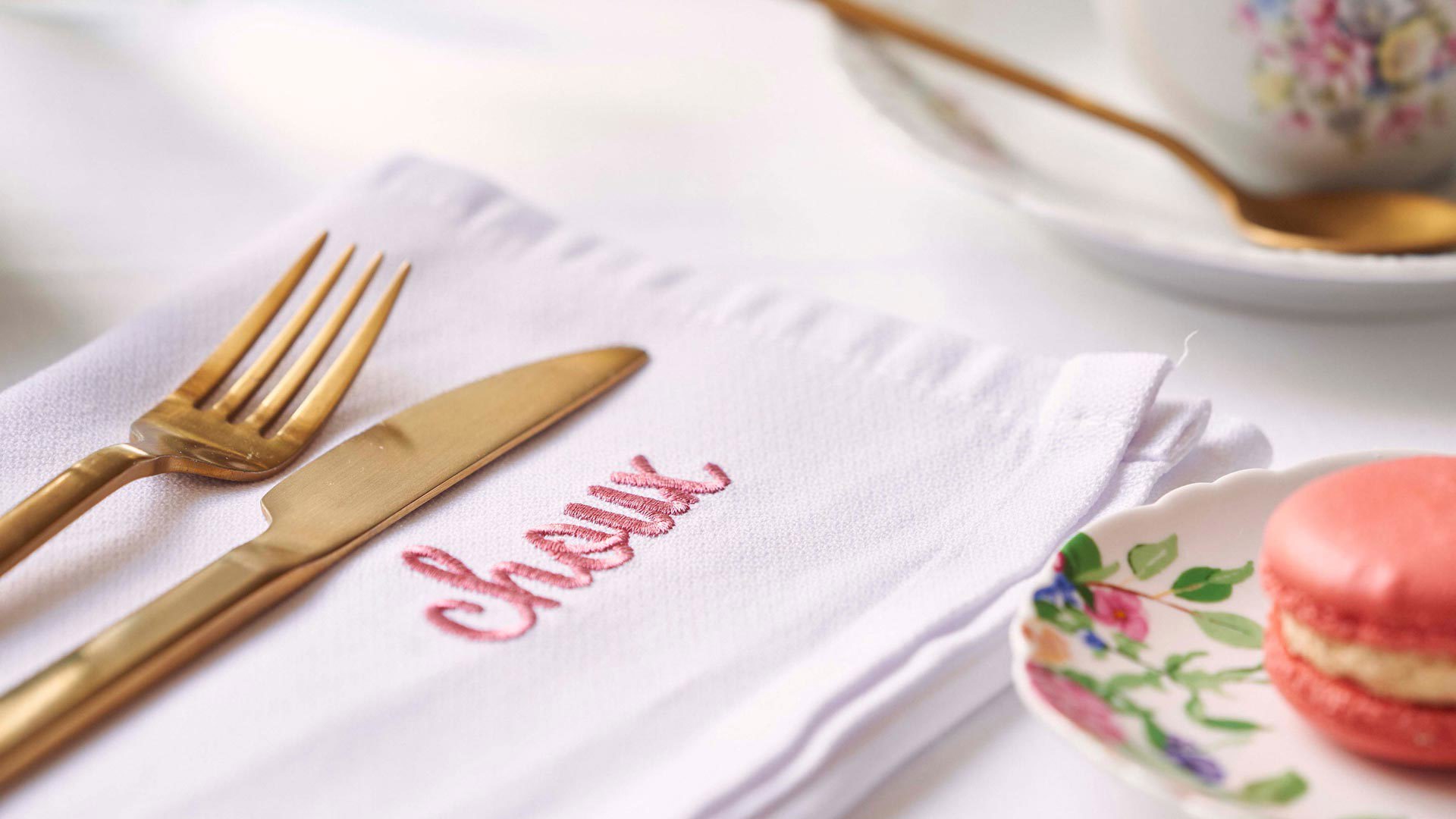 Mesa posta com talheres em destaque na Choux Pâtisserie.