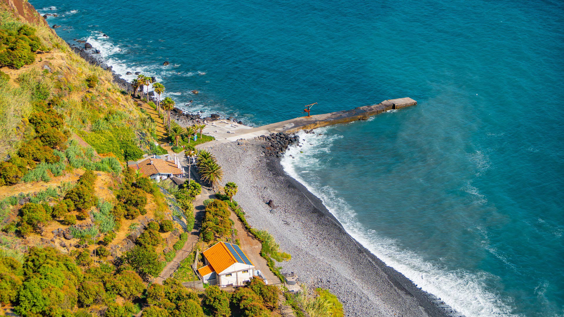 Vista desde arriba de la Fajã dos Padres con mar y ladera.