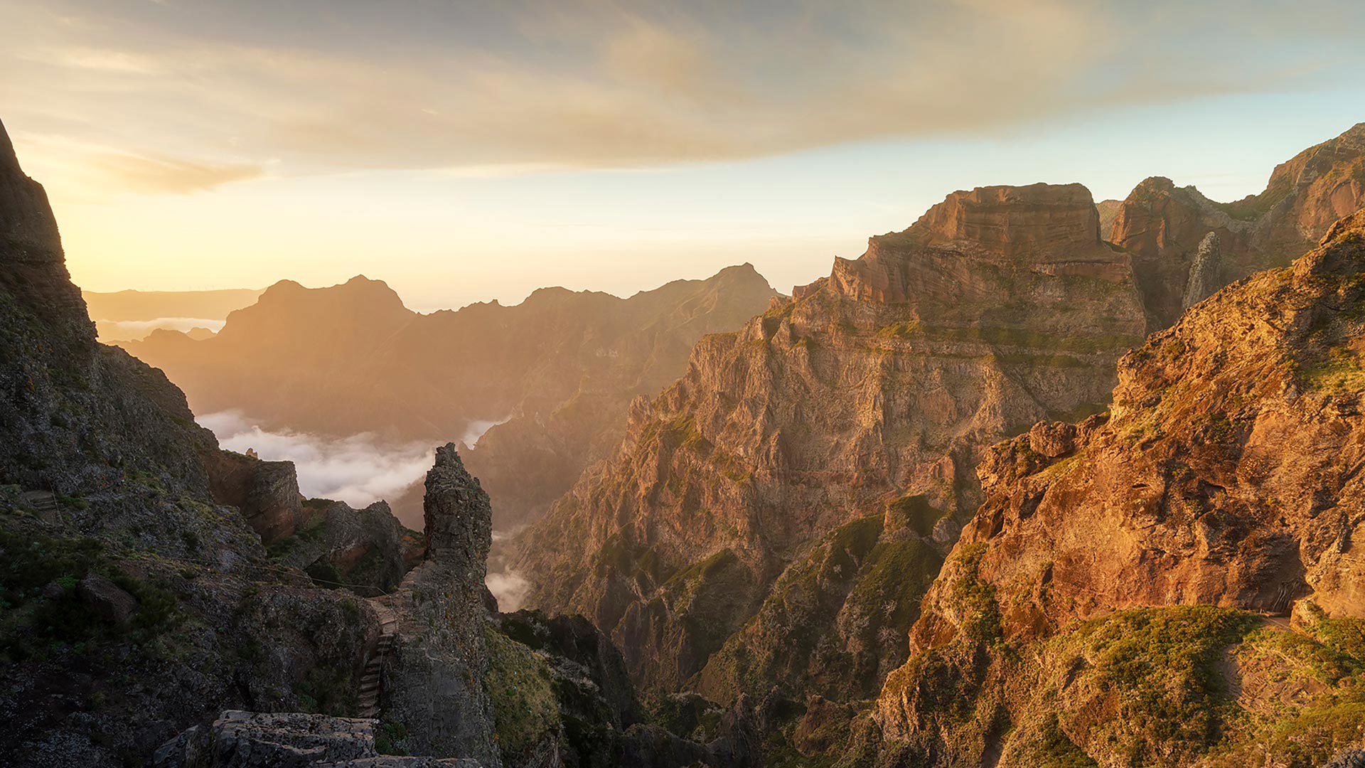 Montagnes de Madère avec soleil brillant dans le ciel.