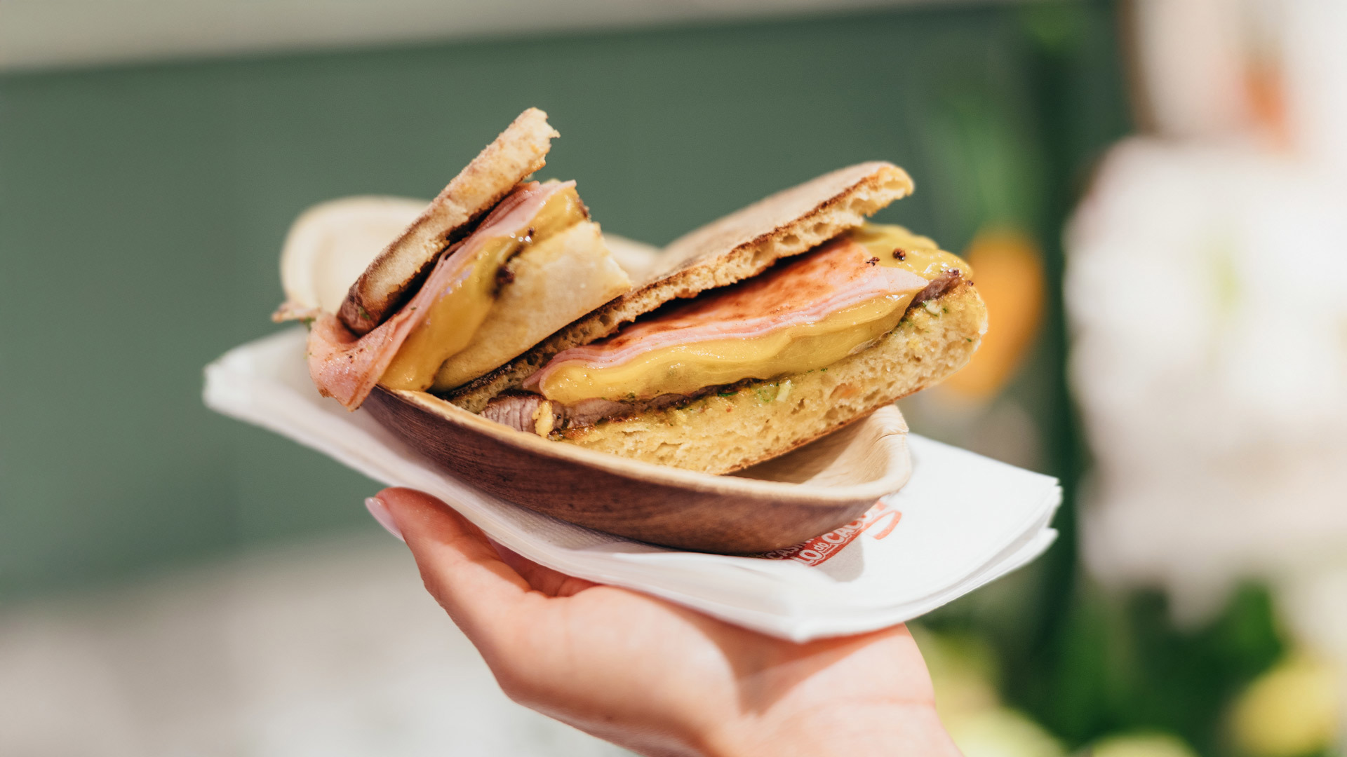 Prego no bolo do caco cortado e servido num prato.