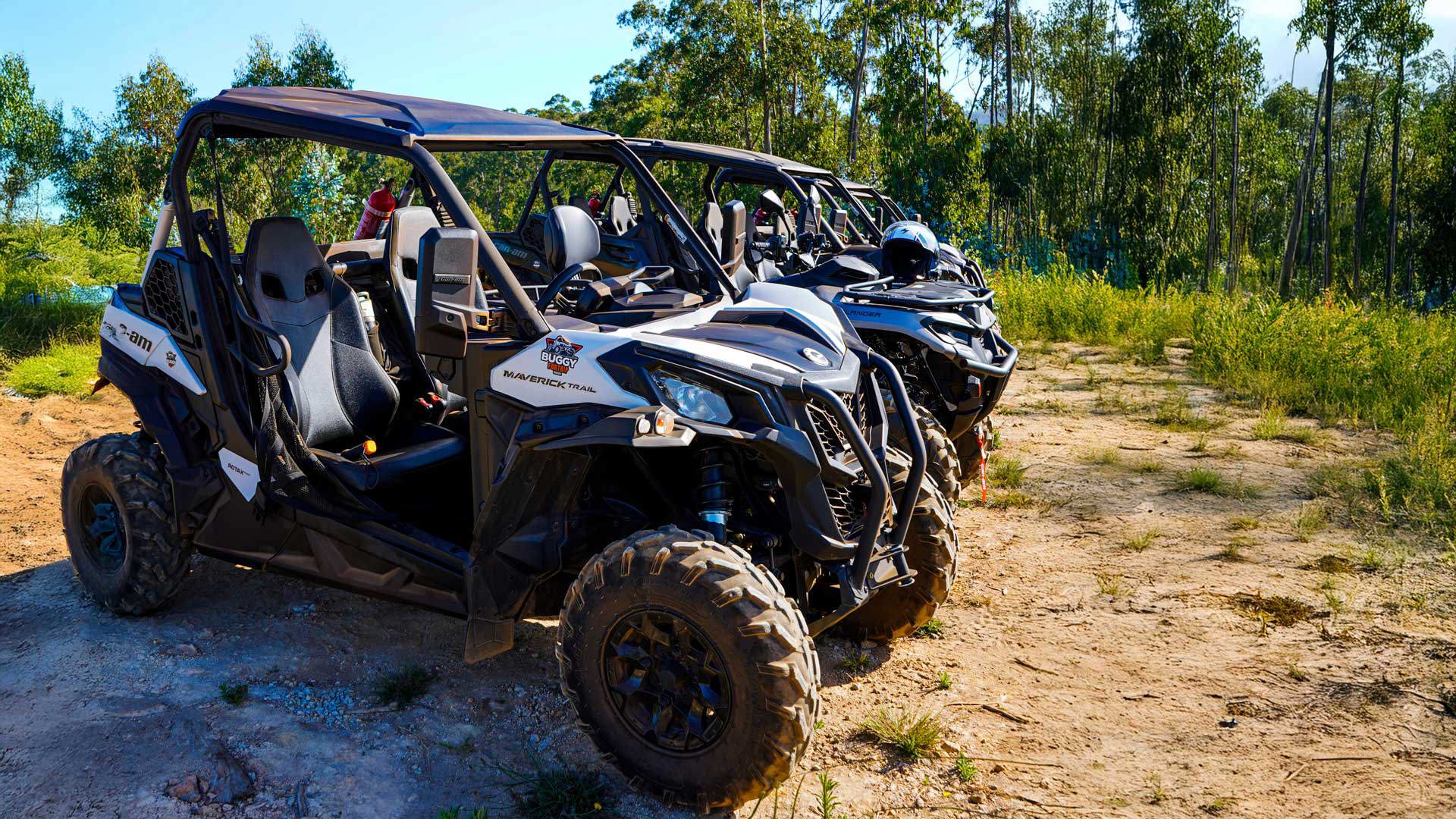 Tres buggies recorriendo un sendero de tierra durante una actividad en Madeira.