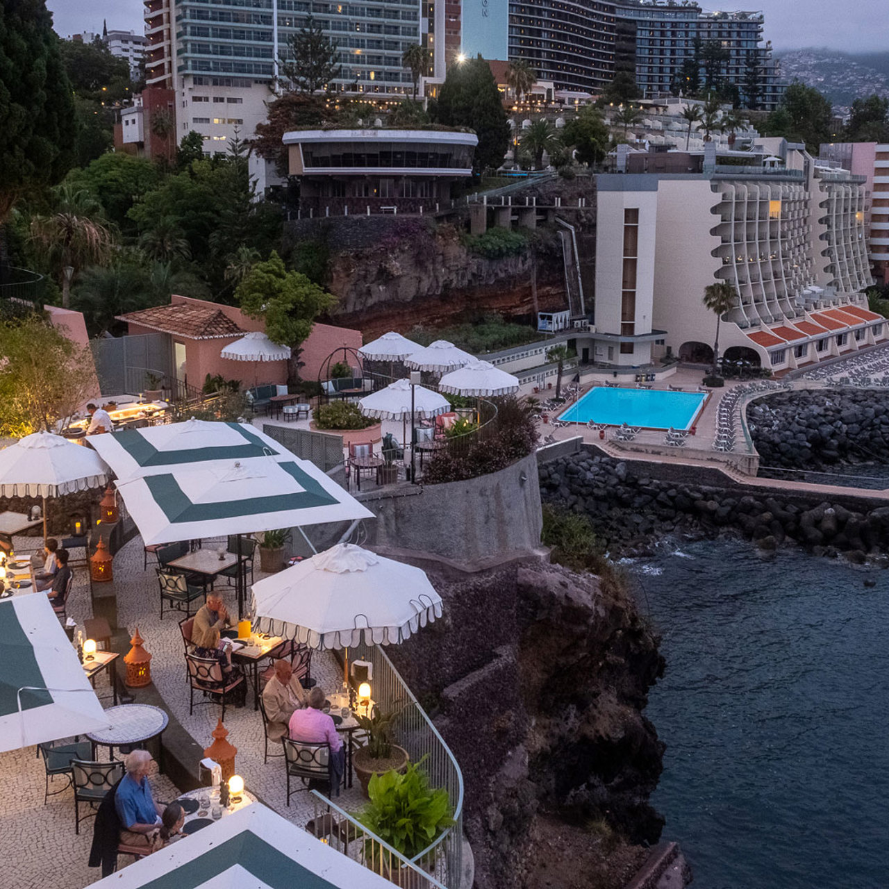Restaurant am Meer mit Hotel, Pool und Meerblick